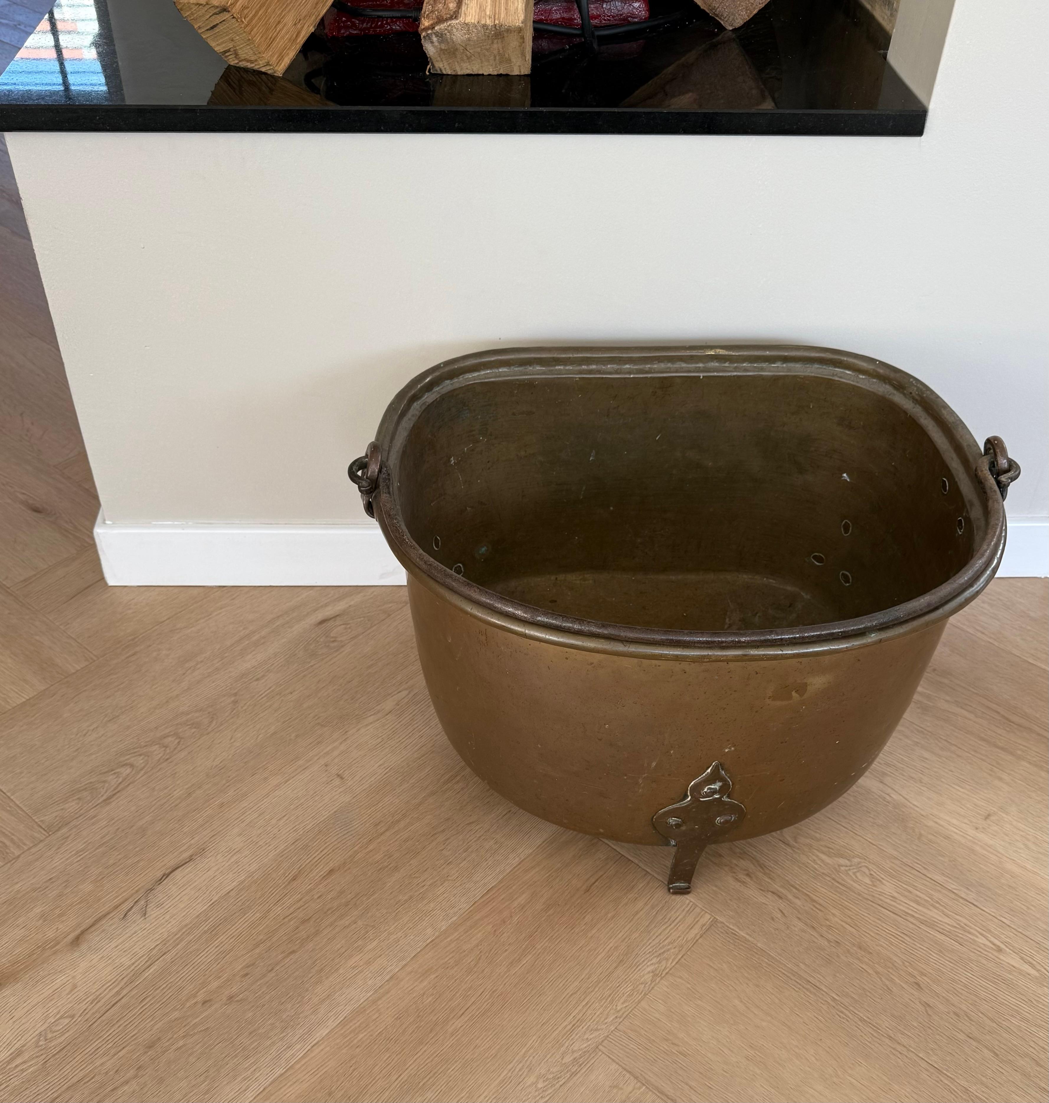 Recipiente especial para leña / cubo o cesta para leña de latón y bronce antiguos con asa en Excelente estado para la venta en Lisse, NL