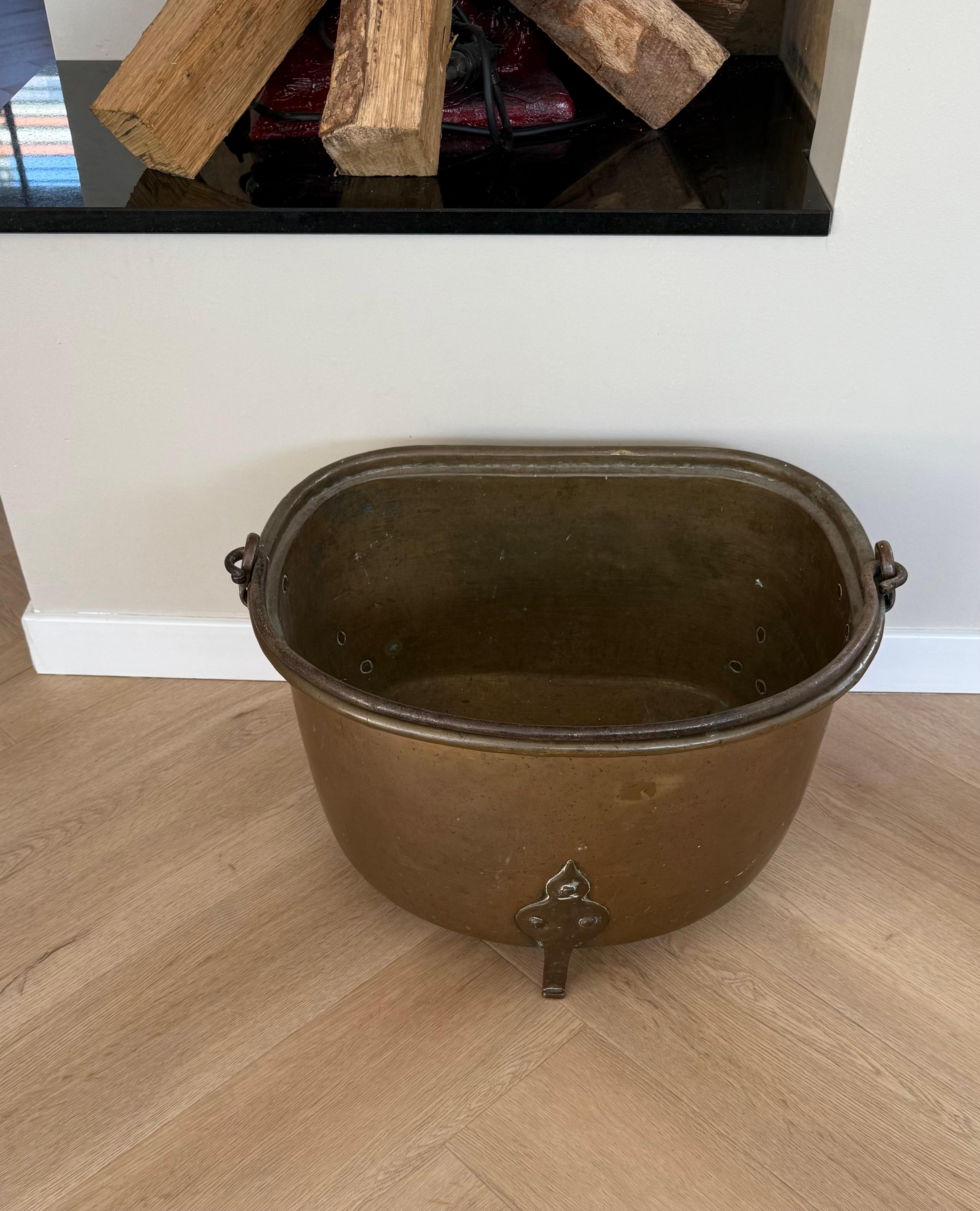 Recipiente especial para leña / cubo o cesta para leña de latón y bronce antiguos con asa siglo XVIII en venta