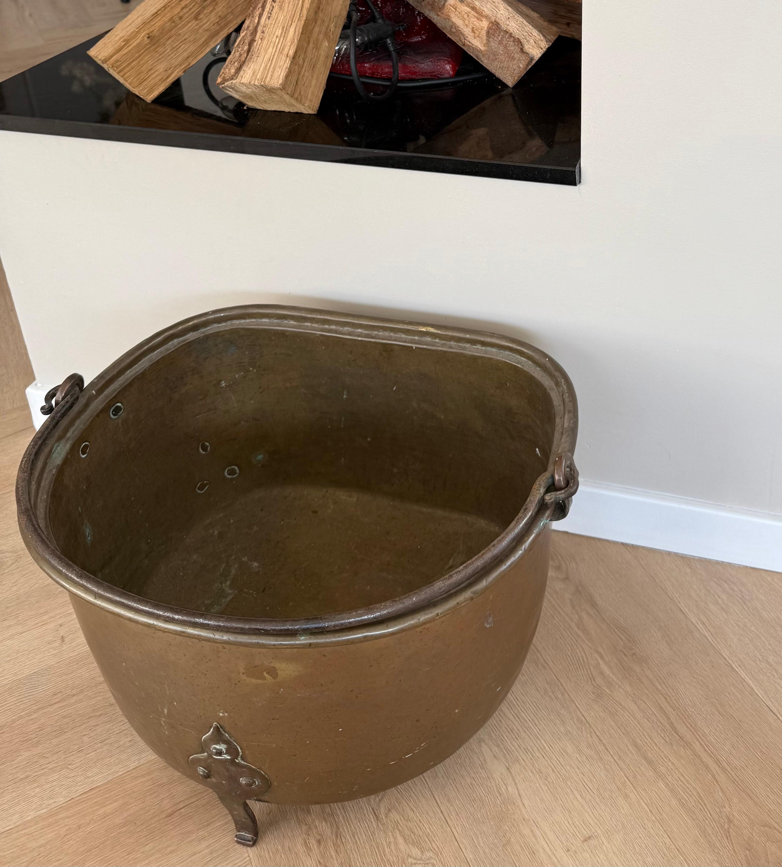 Recipiente especial para leña / cubo o cesta para leña de latón y bronce antiguos con asa Bronce en venta