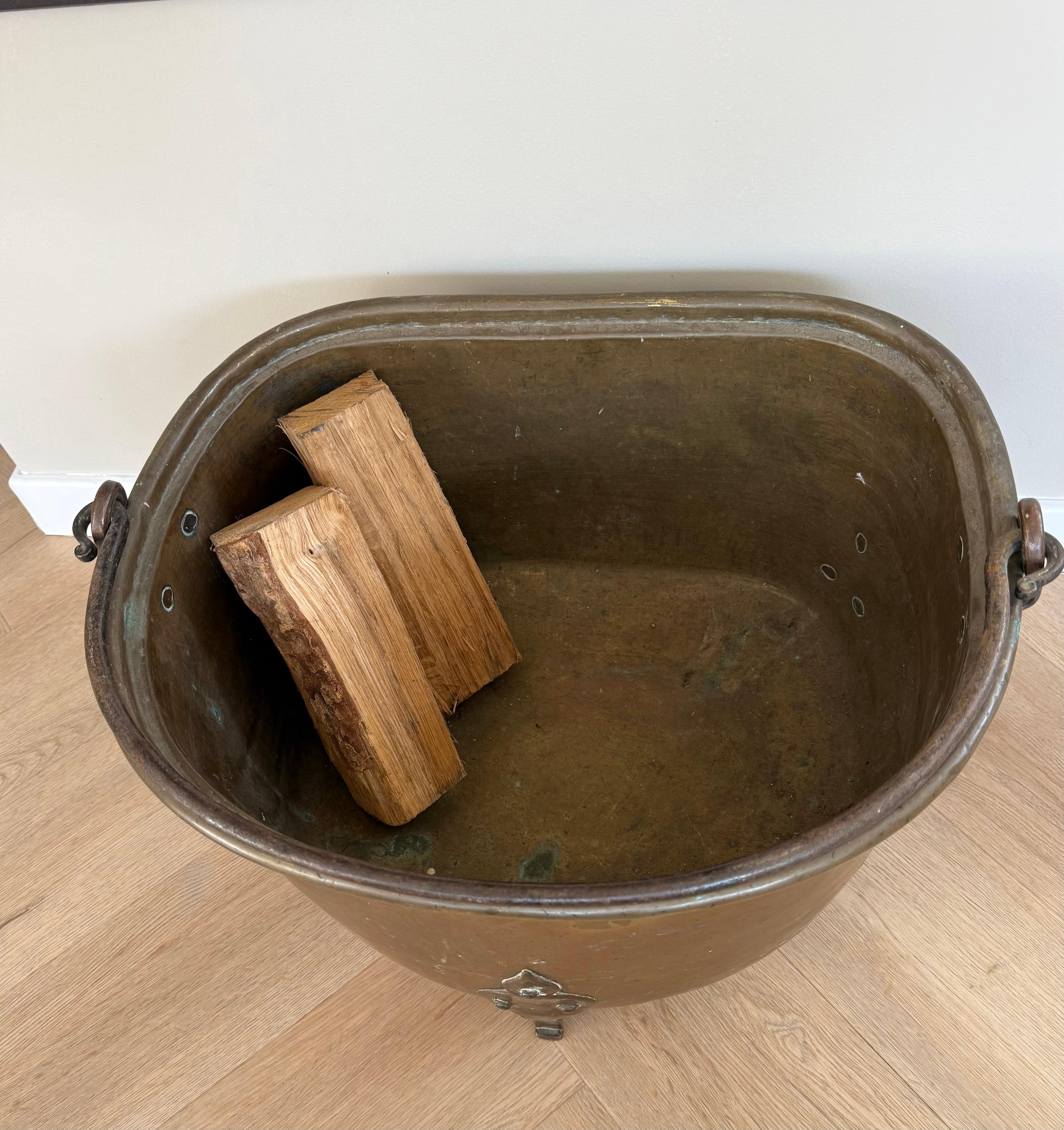 Recipiente especial para leña / cubo o cesta para leña de latón y bronce antiguos con asa en venta 1