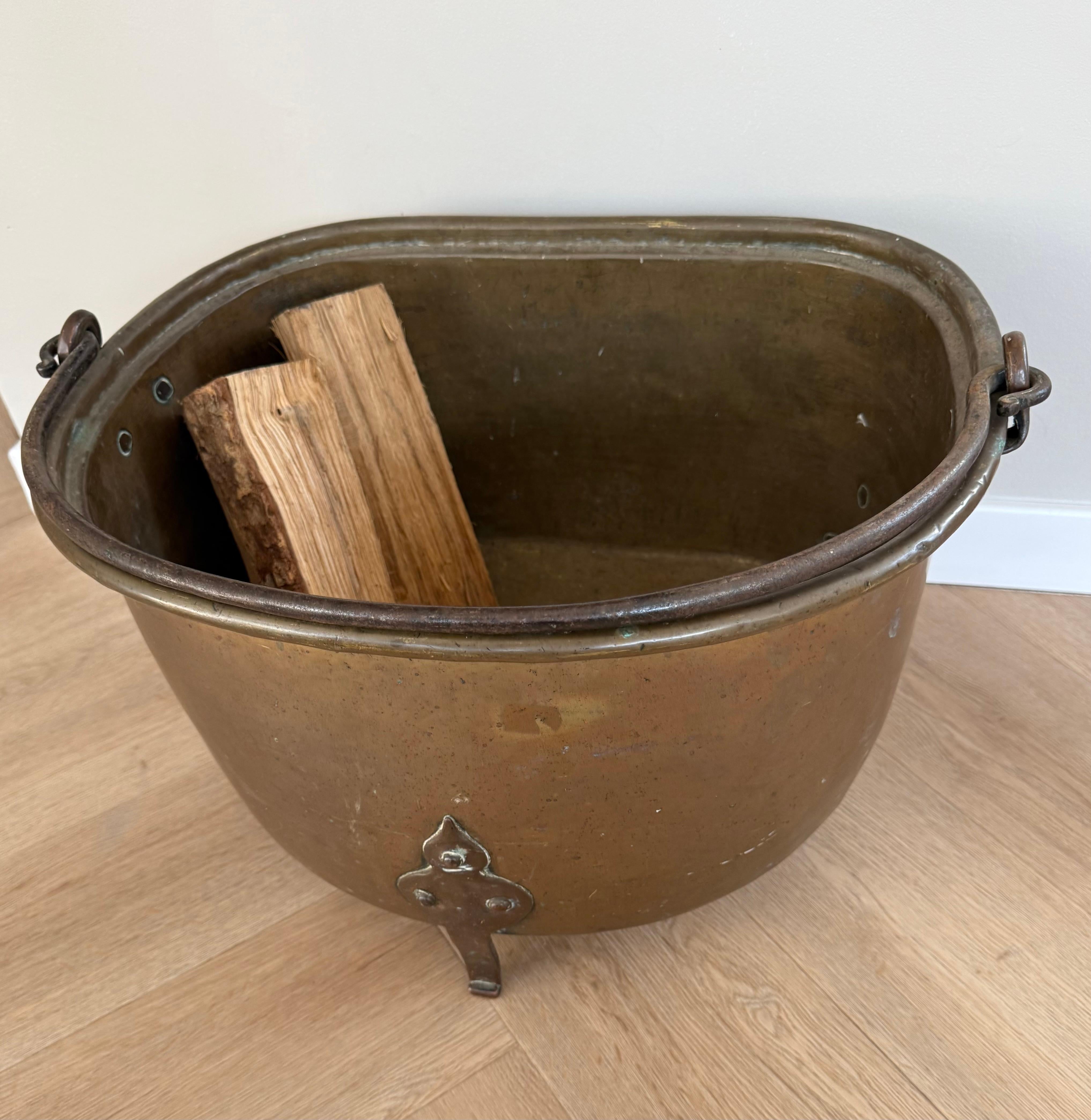 Recipiente especial para leña / cubo o cesta para leña de latón y bronce antiguos con asa en venta 2