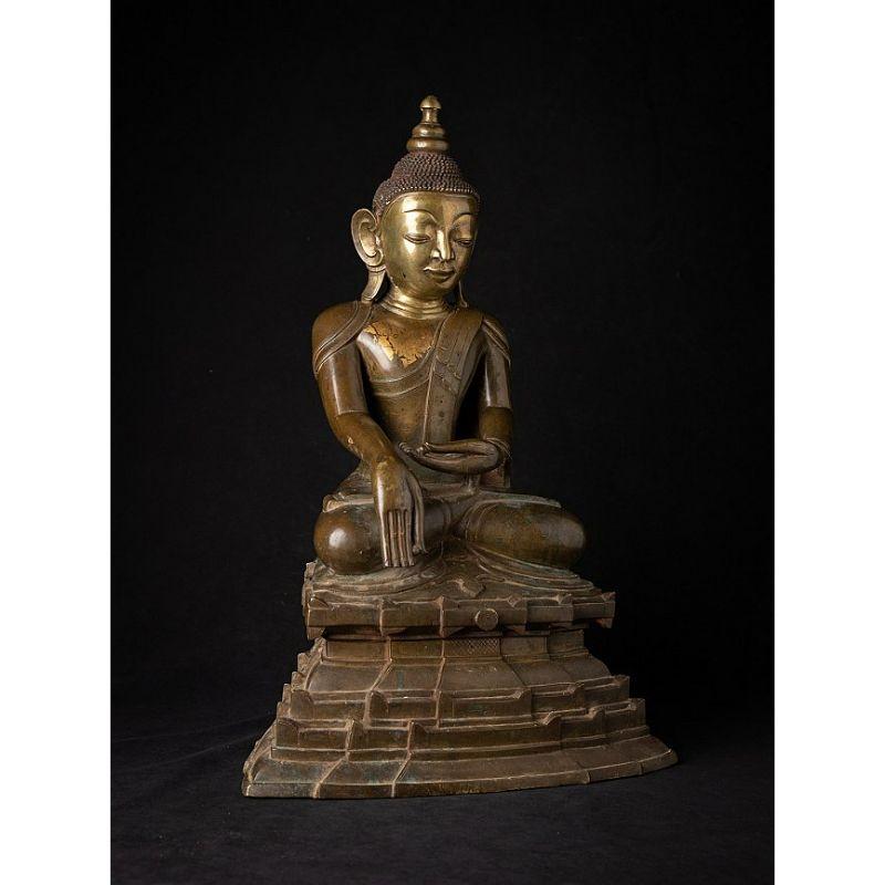Special Antique Bronze Ava Buddha Statue from Burma For Sale 5