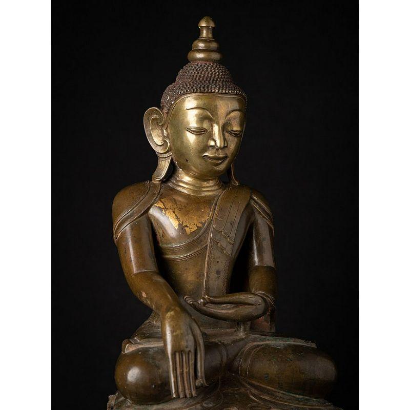 Special Antique Bronze Ava Buddha Statue from Burma For Sale 6