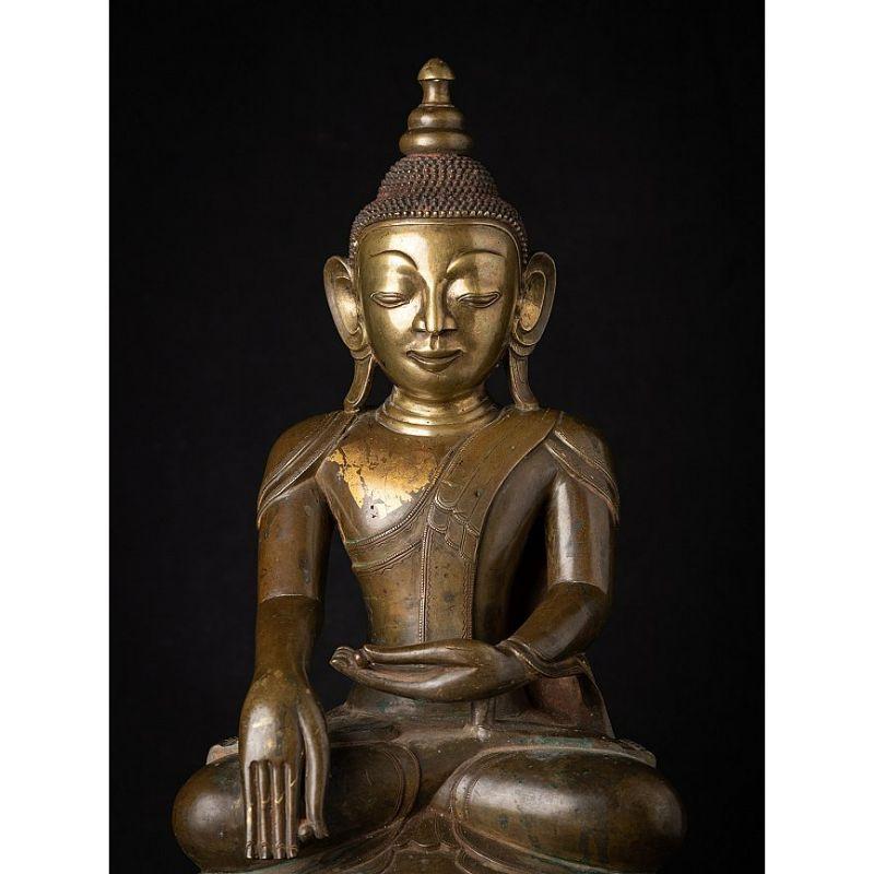 Material: bronze
54,4 cm high 
37,5 cm wide and 26 cm deep
Weight: 14.485 kgs
With traces of 24 krt. gilding
Ava style
Bhumisparsha mudra
Originating from Burma
18th century
Very special !

 