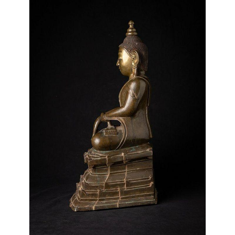 Special Antique Bronze Ava Buddha Statue from Burma For Sale 2