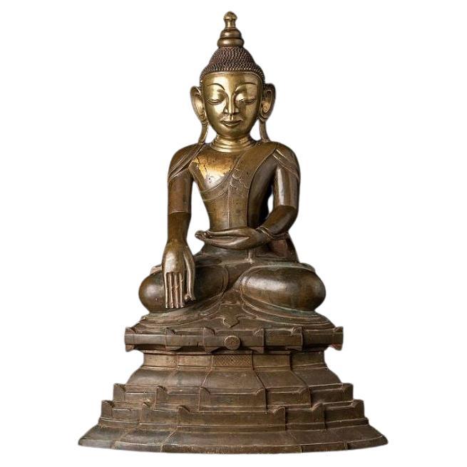 Special Antique Bronze Ava Buddha Statue from Burma For Sale