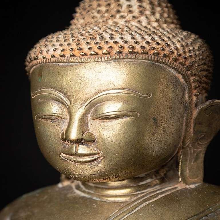 Special antique bronzen Burmese Buddha from Burma For Sale 10