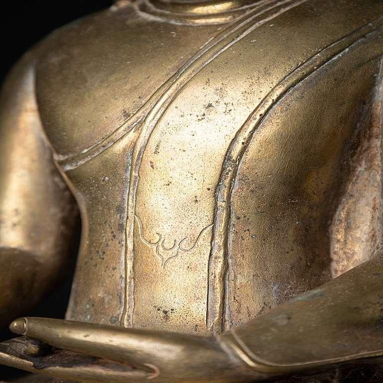 Special antique bronzen Burmese Buddha from Burma For Sale 11