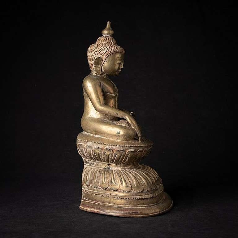 Bronze Special antique bronzen Burmese Buddha from Burma For Sale