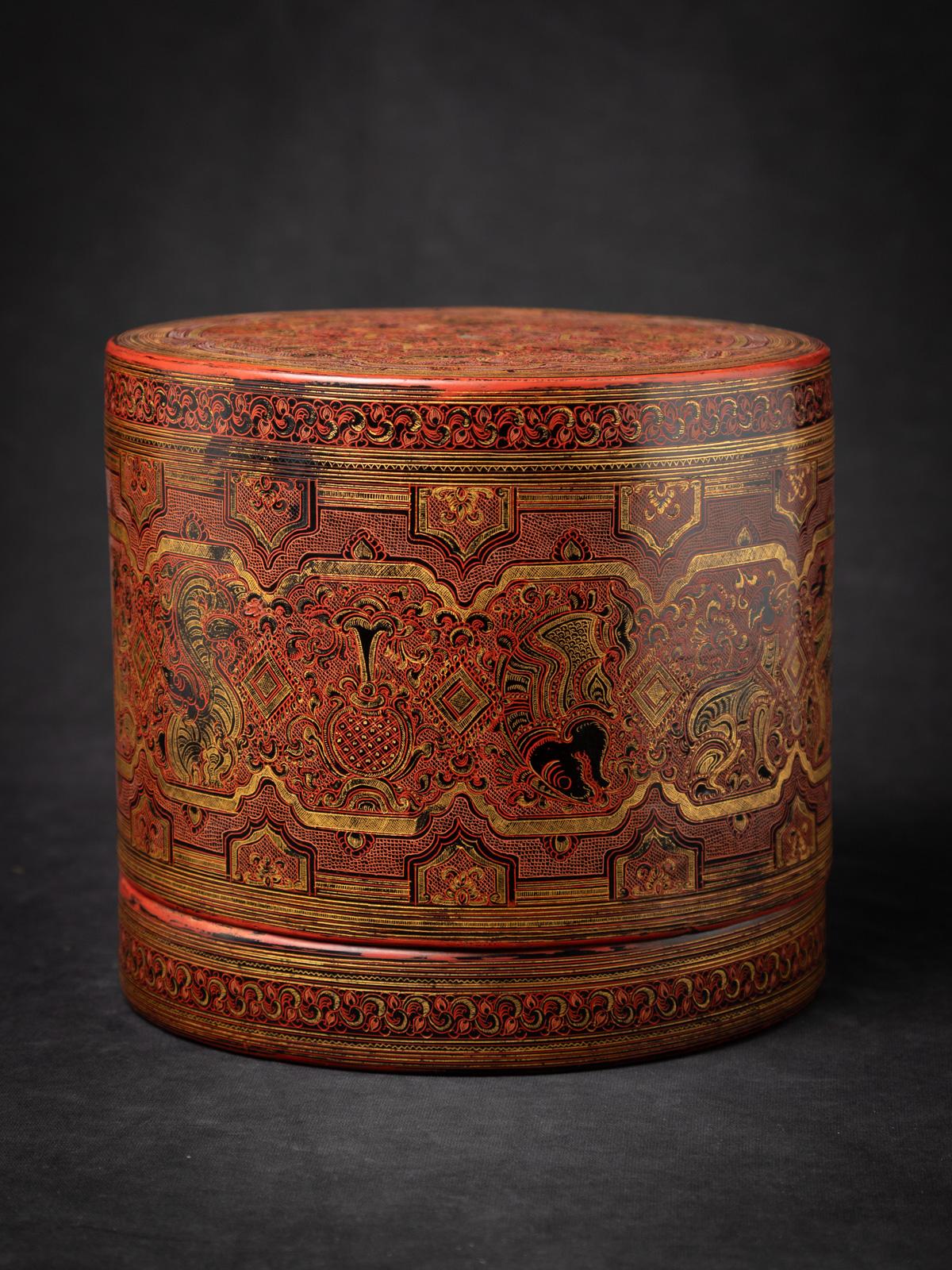 Cette boîte en noyer laqué birmane ancienne est un exemple remarquable de l'artisanat birman du XIXe siècle (l'actuel Myanmar), qui met en valeur le riche patrimoine culturel et le raffinement artistique de l'art traditionnel de la laque birmane.
