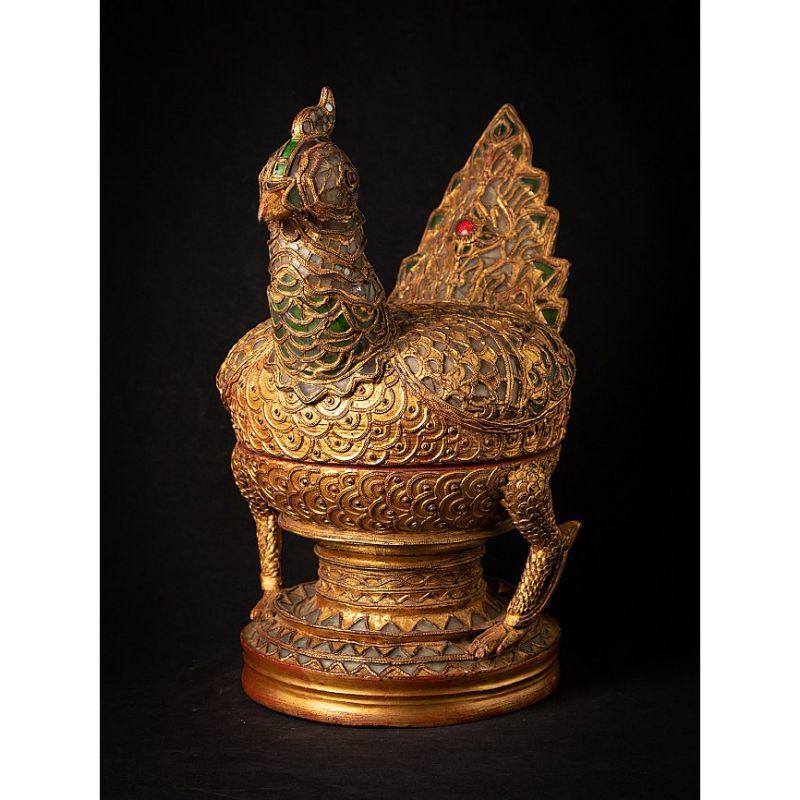 Material: wood
Measures: 49, 5 cm high.
28 cm wide and 38, 5 cm deep.
Weight: 3.45 kgs.
Gilded with 24 krt. gold and inlayed with pieces of glass.
Shan (Tai Yai) style.
Originating from Burma.
19th Century.
In the shape of a mythological