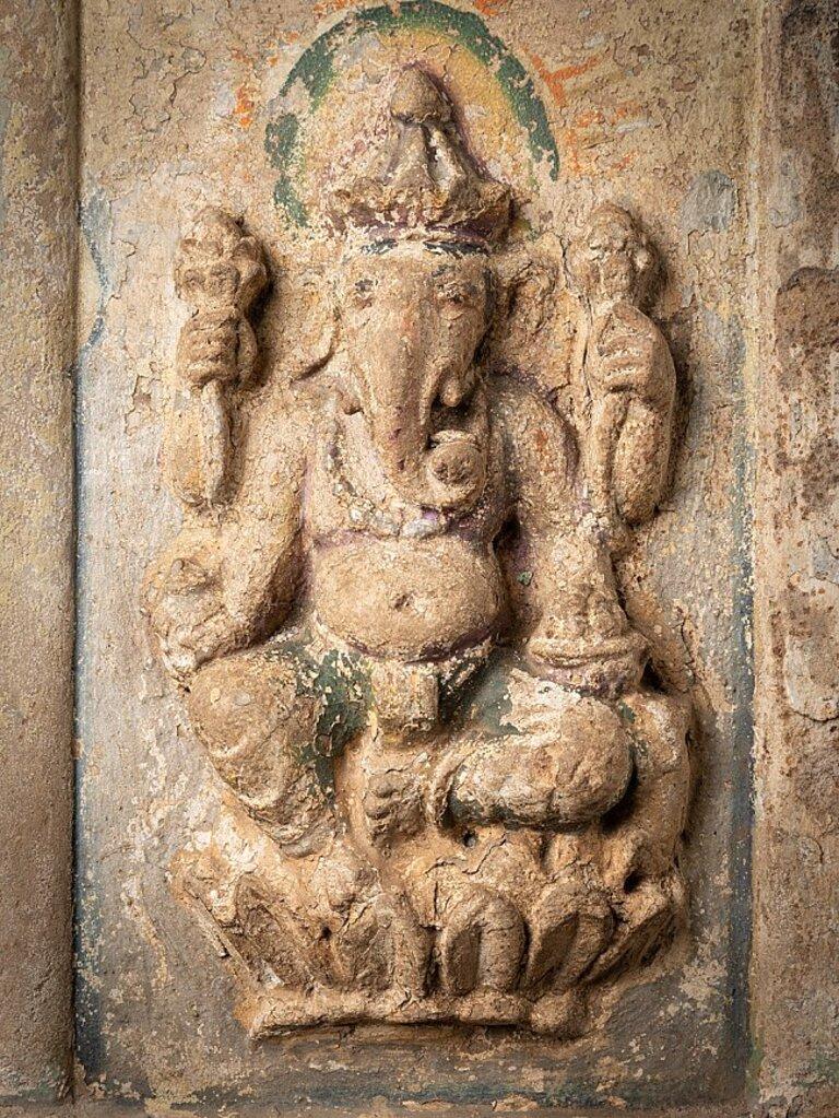 Material: Sandstone
Material: wood
Measures: 48 cm high 
34 cm wide and 11 cm deep
Weight: 20.6 kgs
Originating from India
18th century.
  