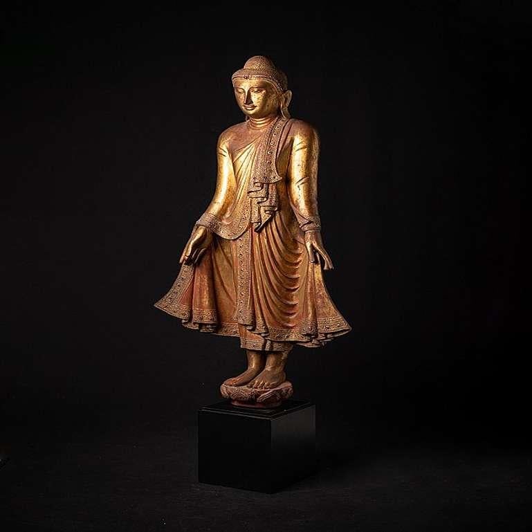 Special Antique Wooden Mandalay Buddha from Burma In Good Condition For Sale In DEVENTER, NL