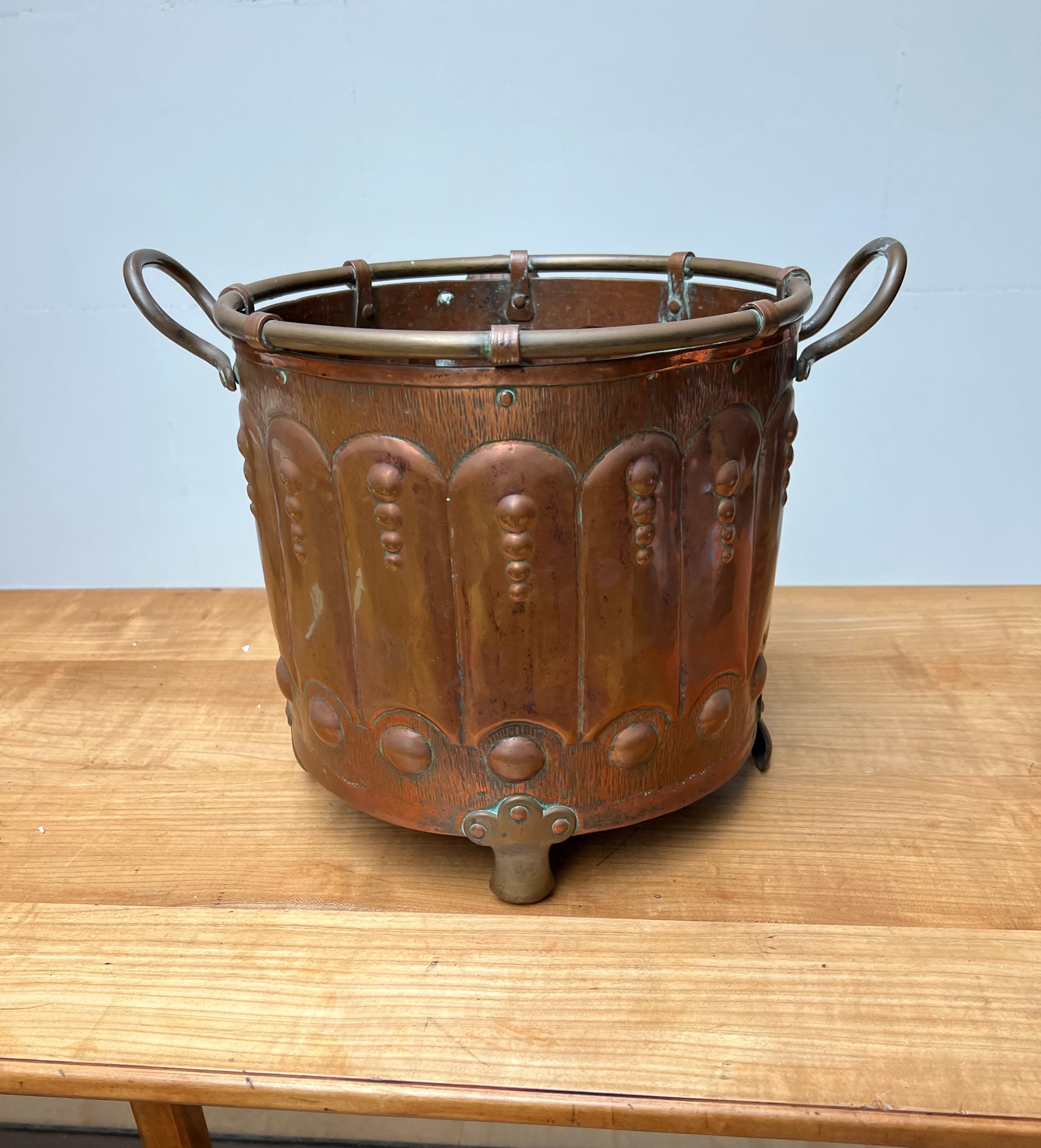 Seau Arts & Crafts spécial en laiton et cuivre avec Cuillère et poignées en forme de canne à eau rare en vente 2