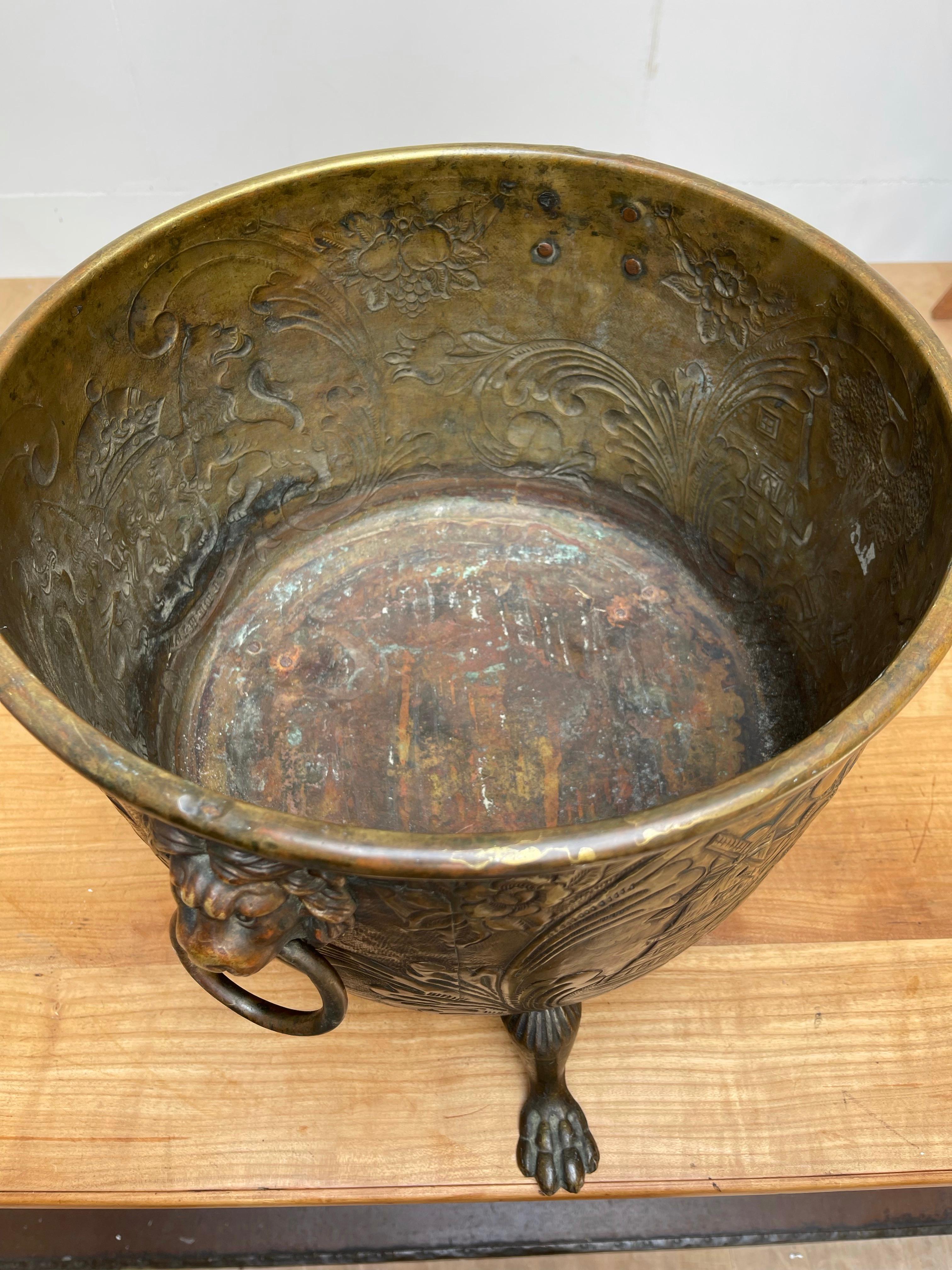 Special Brass & Bronze Log Bin / Firewood Bucket or Basket w. Lion Head Handles In Excellent Condition In Lisse, NL
