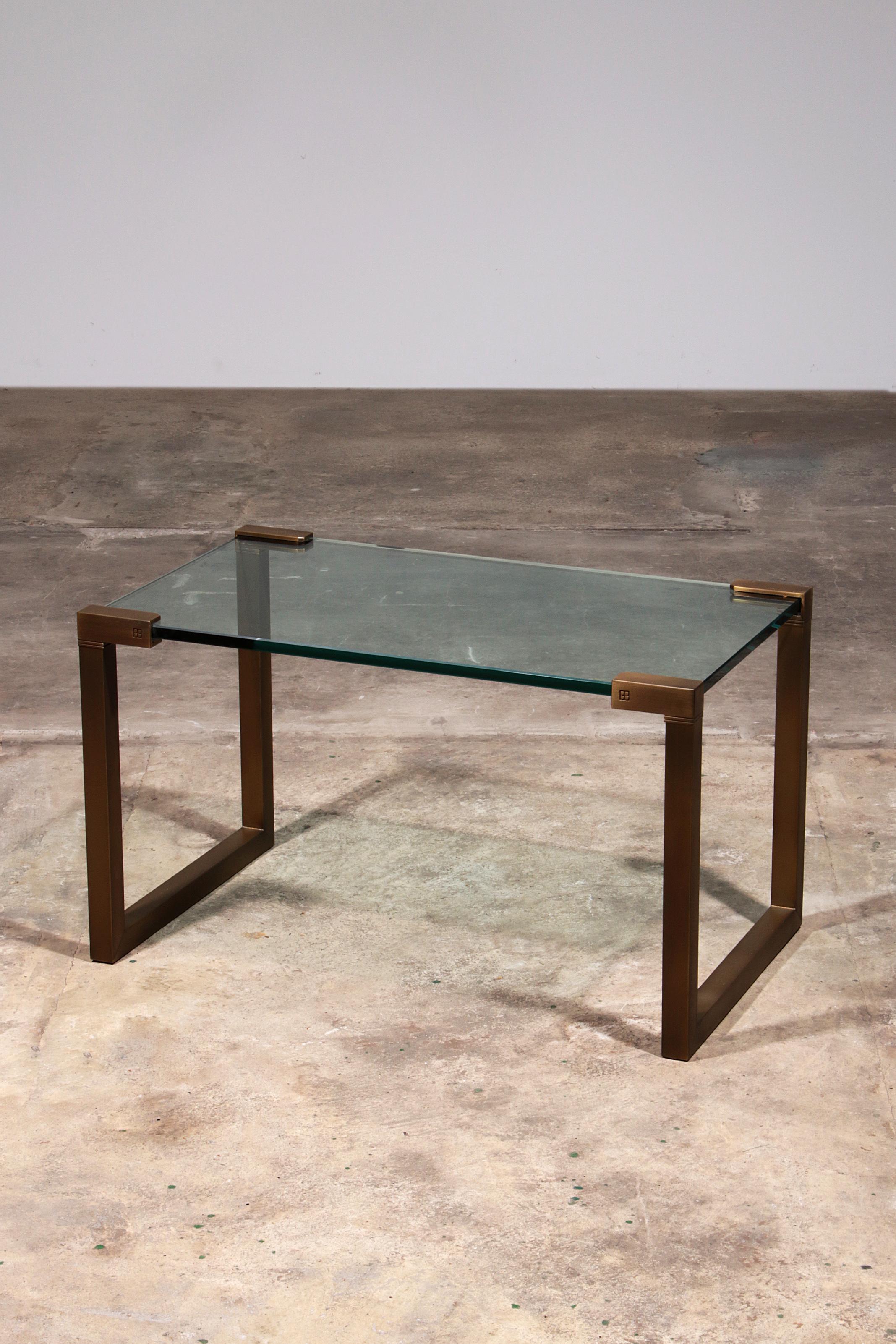 

Découvrez l'élégance et le raffinement de la table basse Peter Ghyczy modèle T53, un chef-d'œuvre qui allie harmonieusement design et fonctionnalité. Cette table basse est plus qu'un simple meuble, c'est une pièce maîtresse de votre intérieur qui