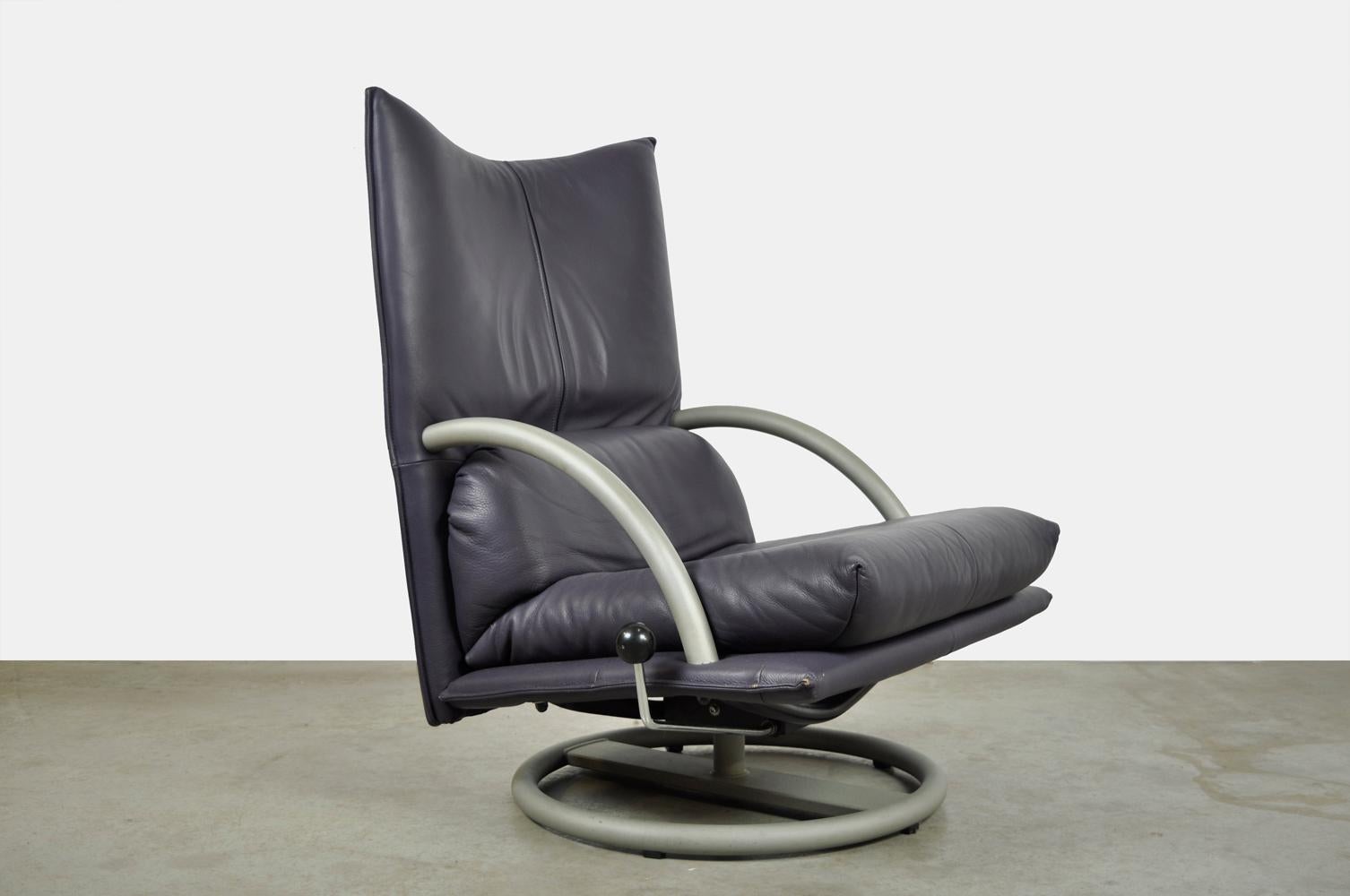 luxurious leather lounge armchair in a special color, model 418 Torino BMP, designed and produced by Rolf Benz, Germany 1980. The armchair stand on a matt gray coated steel frame that can rotate 360 degrees and have an adjustable backrest. The