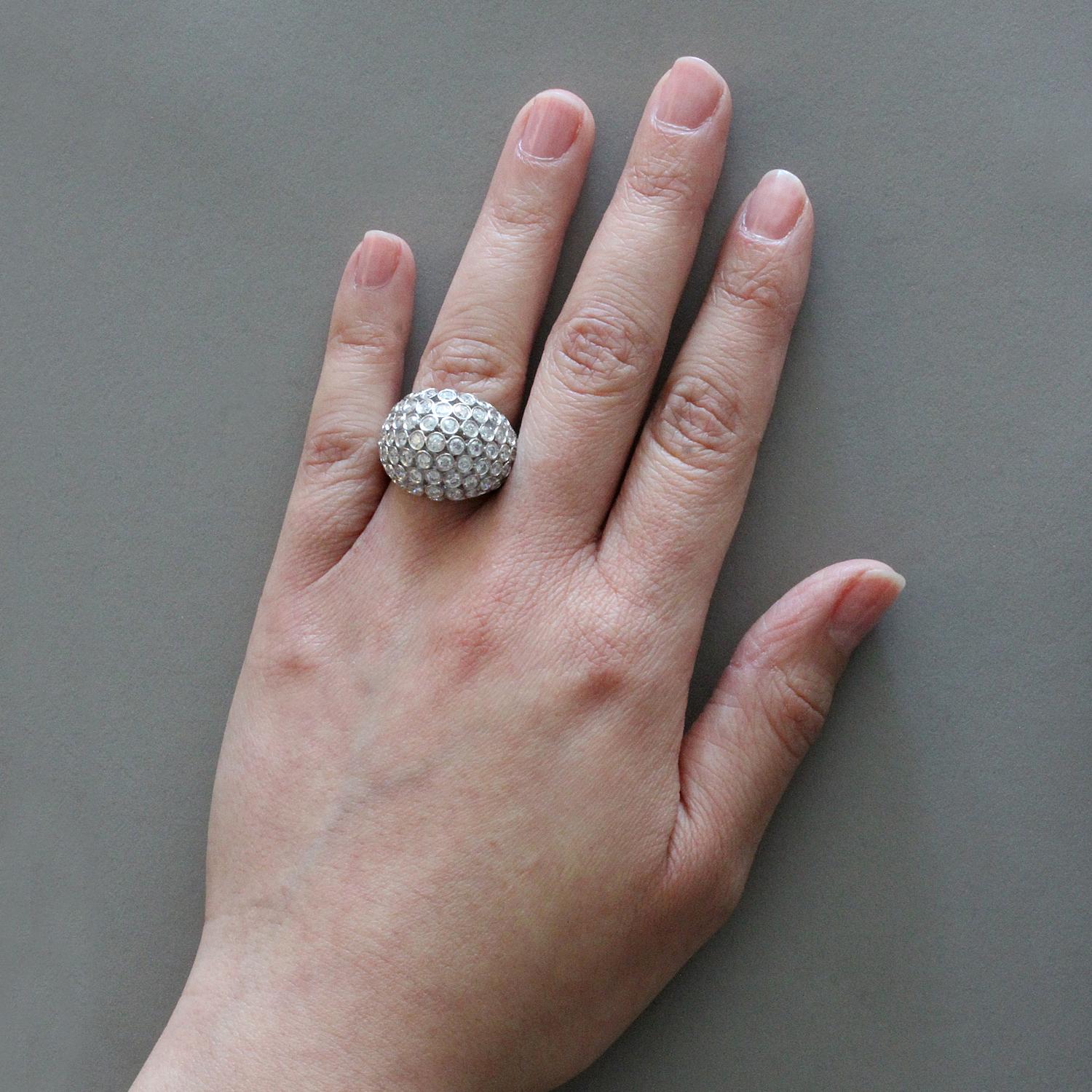 Bague dôme spéciale en or et diamants en vente 1