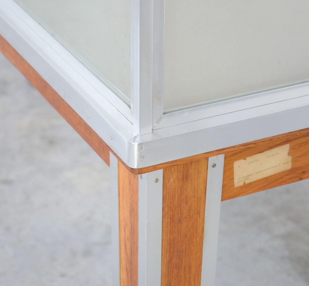 Special Double Desk Attributed to Gaston Eysselinck For Sale 5
