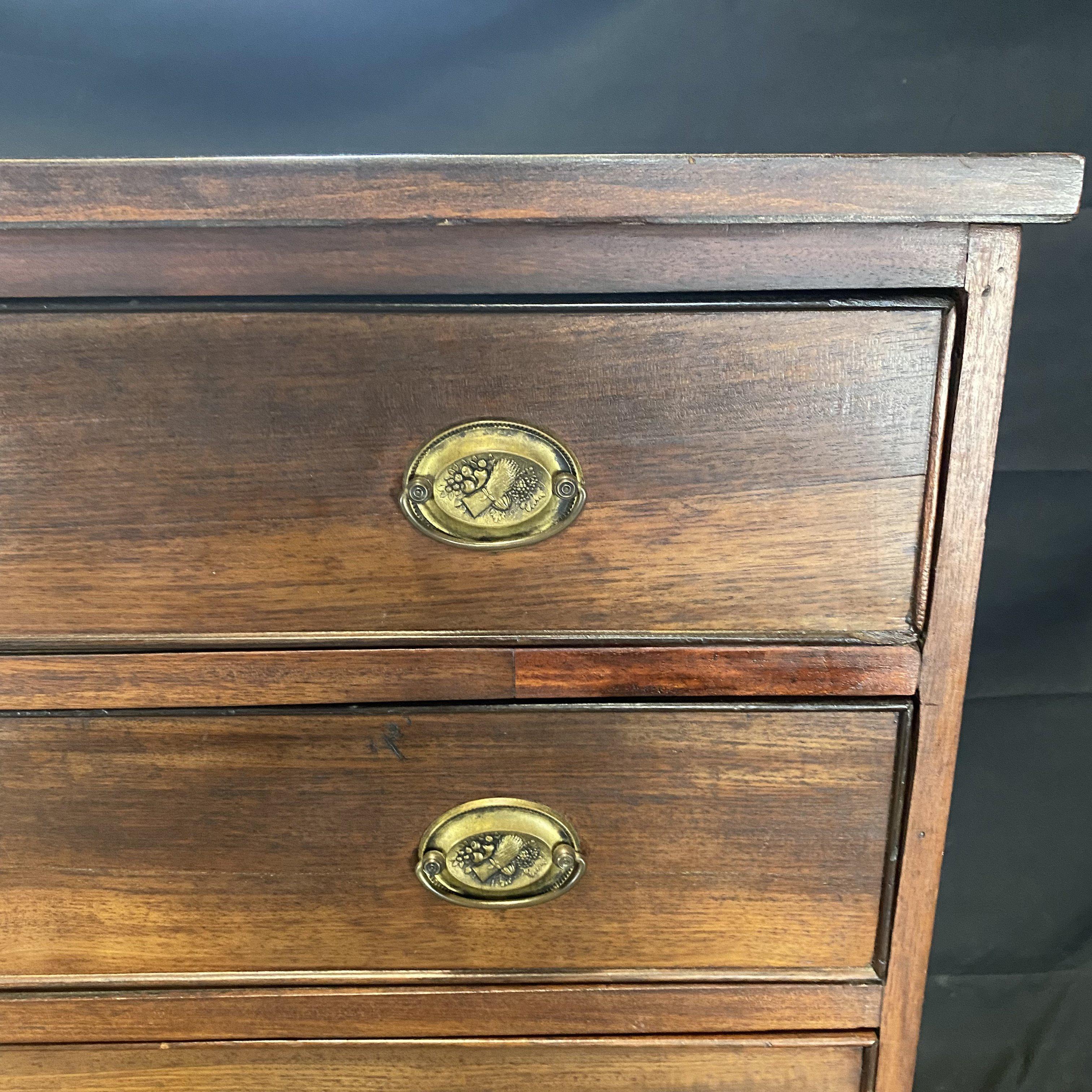 North American Special Early 19th Century American Sheraton Mahogany Chest of Drawers For Sale