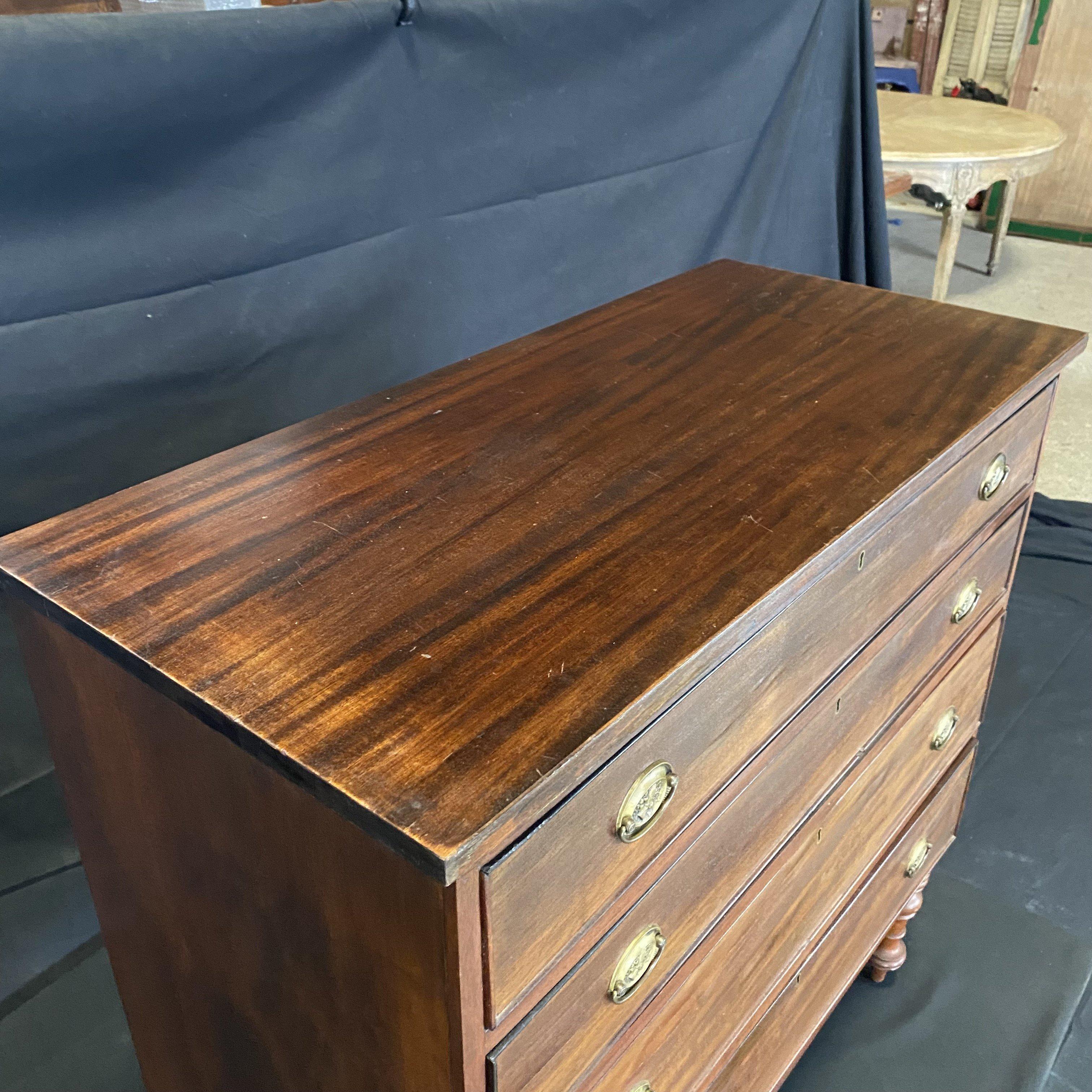 Special Early 19th Century American Sheraton Mahogany Chest of Drawers In Good Condition For Sale In Hopewell, NJ