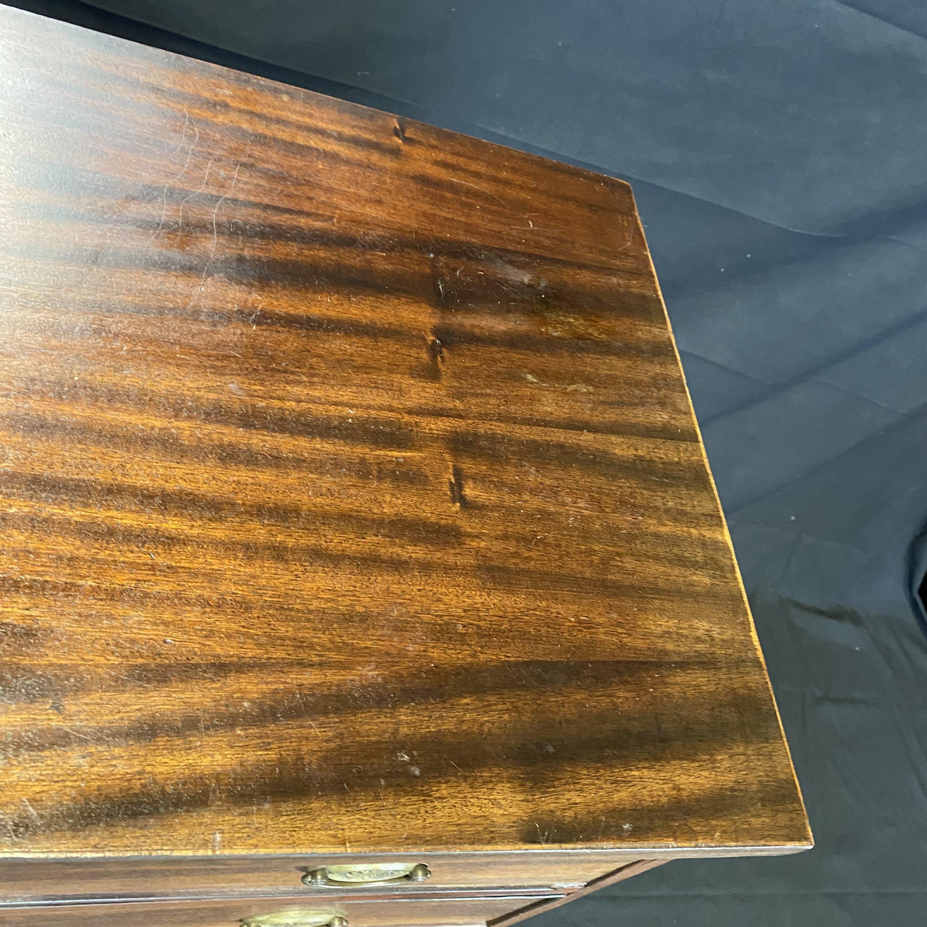 Special Early 19th Century American Sheraton Mahogany Chest of Drawers For Sale 1