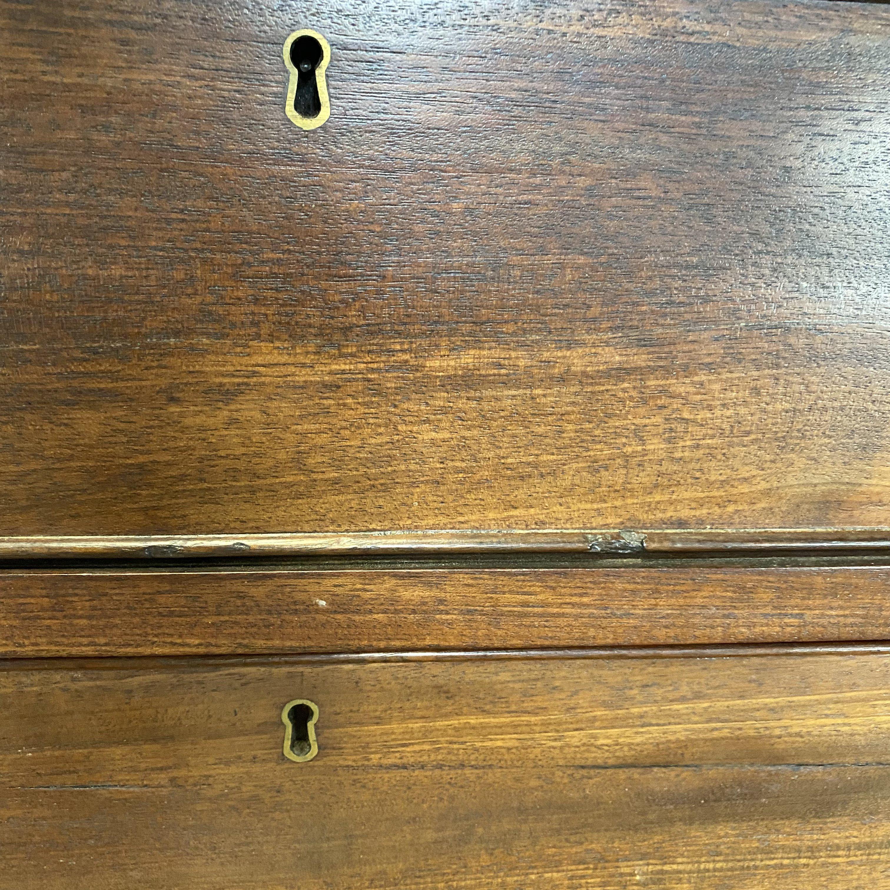 Special Early 19th Century American Sheraton Mahogany Chest of Drawers For Sale 4