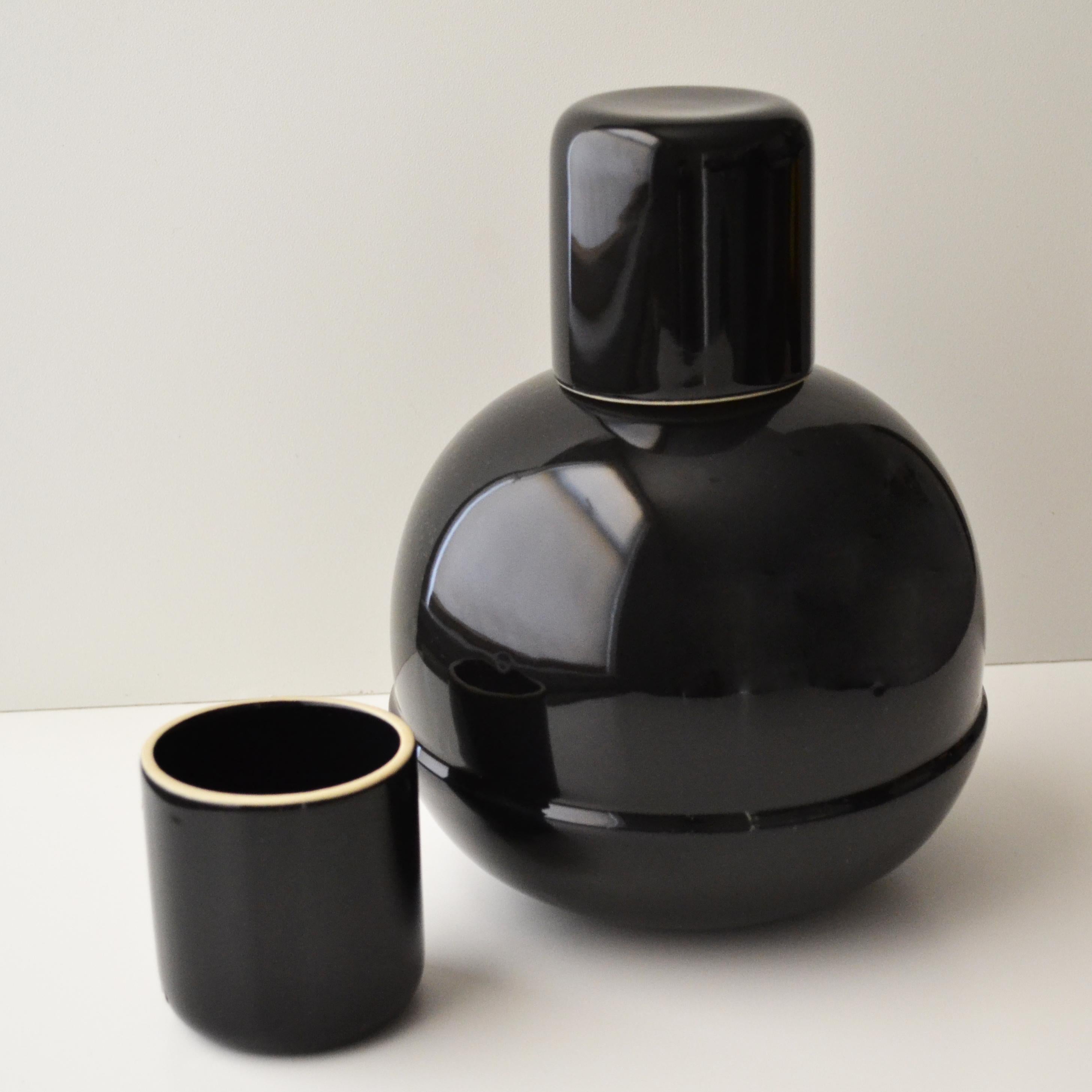 Special Edition Ceramic Carafe and cups bright shine black jug flower vase Large In New Condition For Sale In London, GB