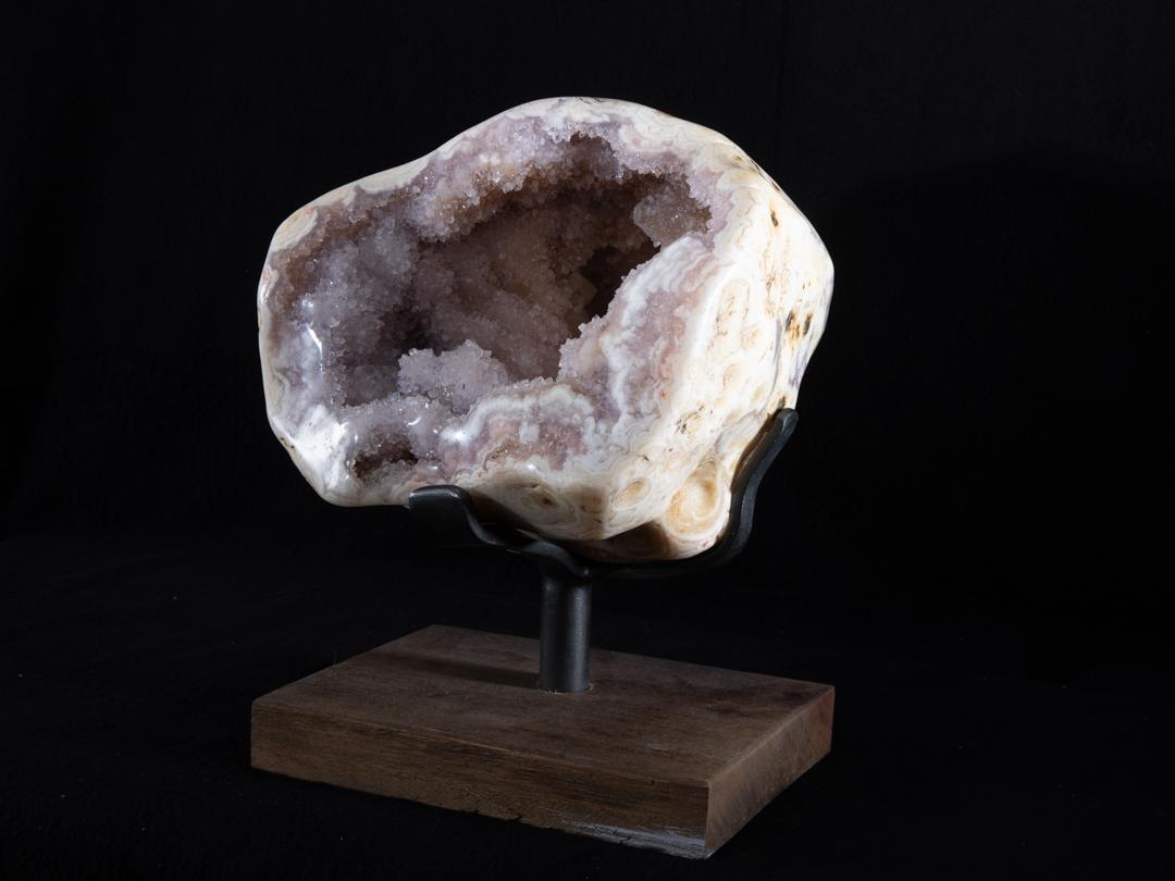 Special formation violet amethyst on wood metal base In Excellent Condition For Sale In BAARN, UT
