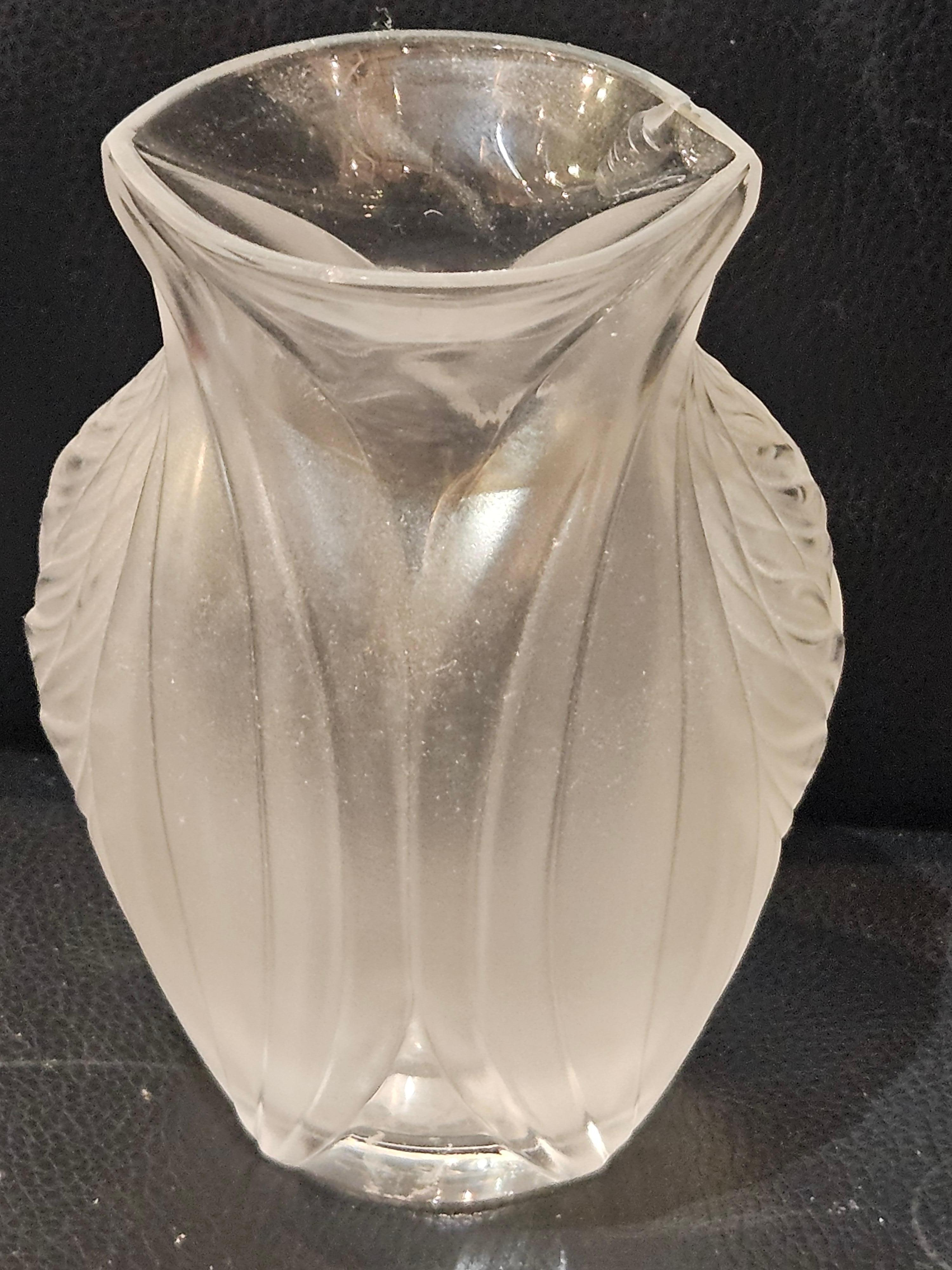 Il seguente articolo è un importante vaso Lalique di proprietà con motivi floreali simili a foglie sui lati. Firmato con firma incisa Marc Lalique France alla base e datato 10-21-93. 


 Estratto da un'importante proprietà di New York!!!  Un