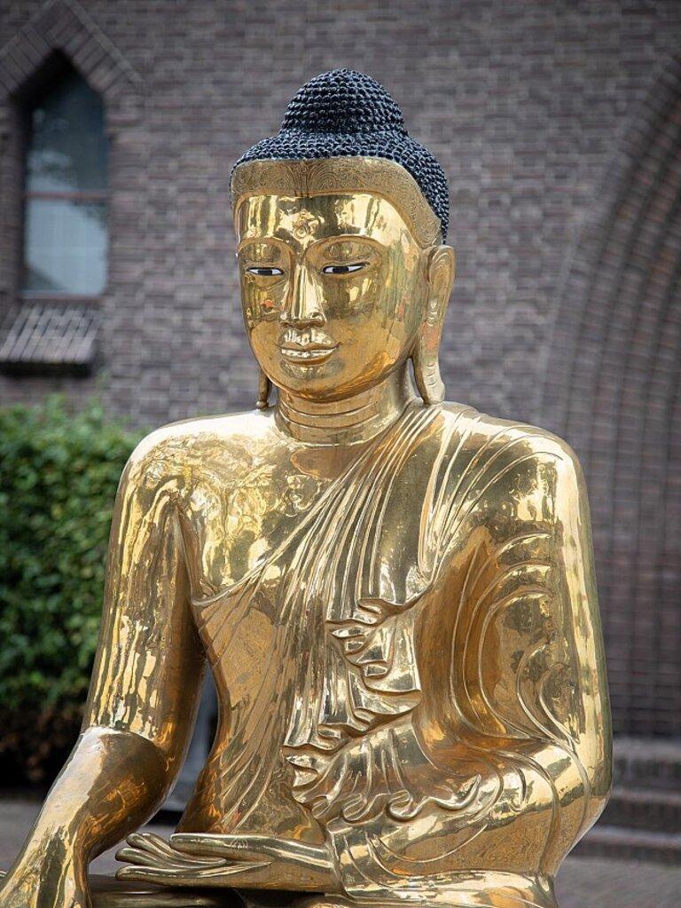 Special Large Bronze Buddha Statue from Burma In Good Condition For Sale In DEVENTER, NL