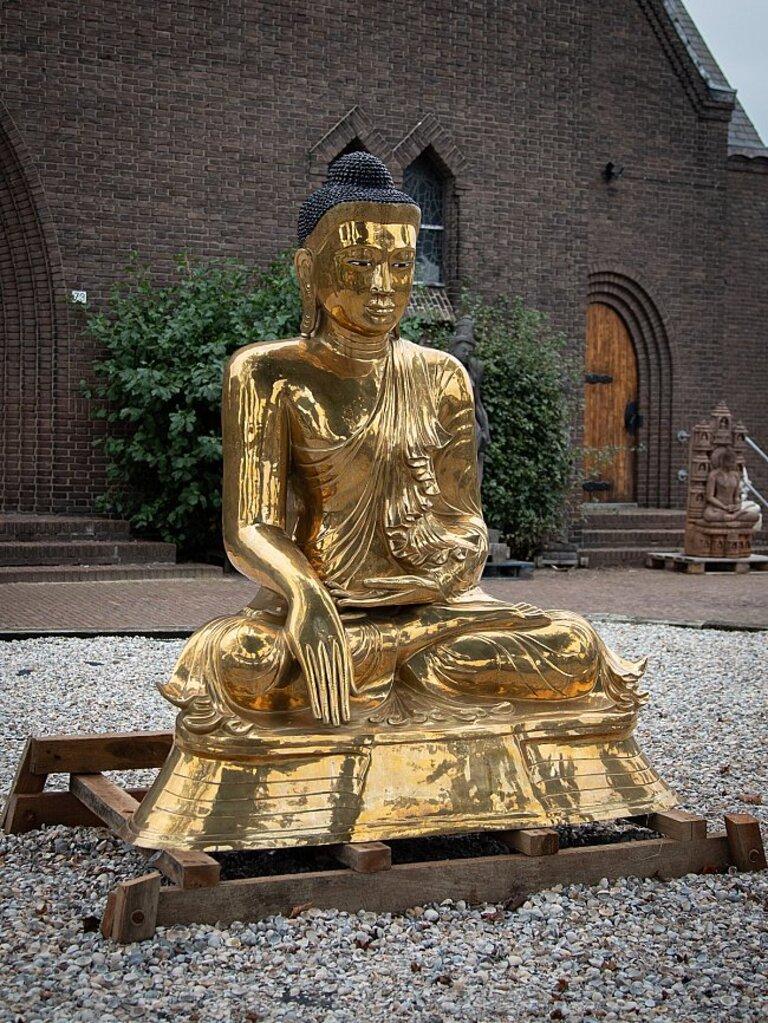 Special Large Bronze Buddha Statue from Burma For Sale 1