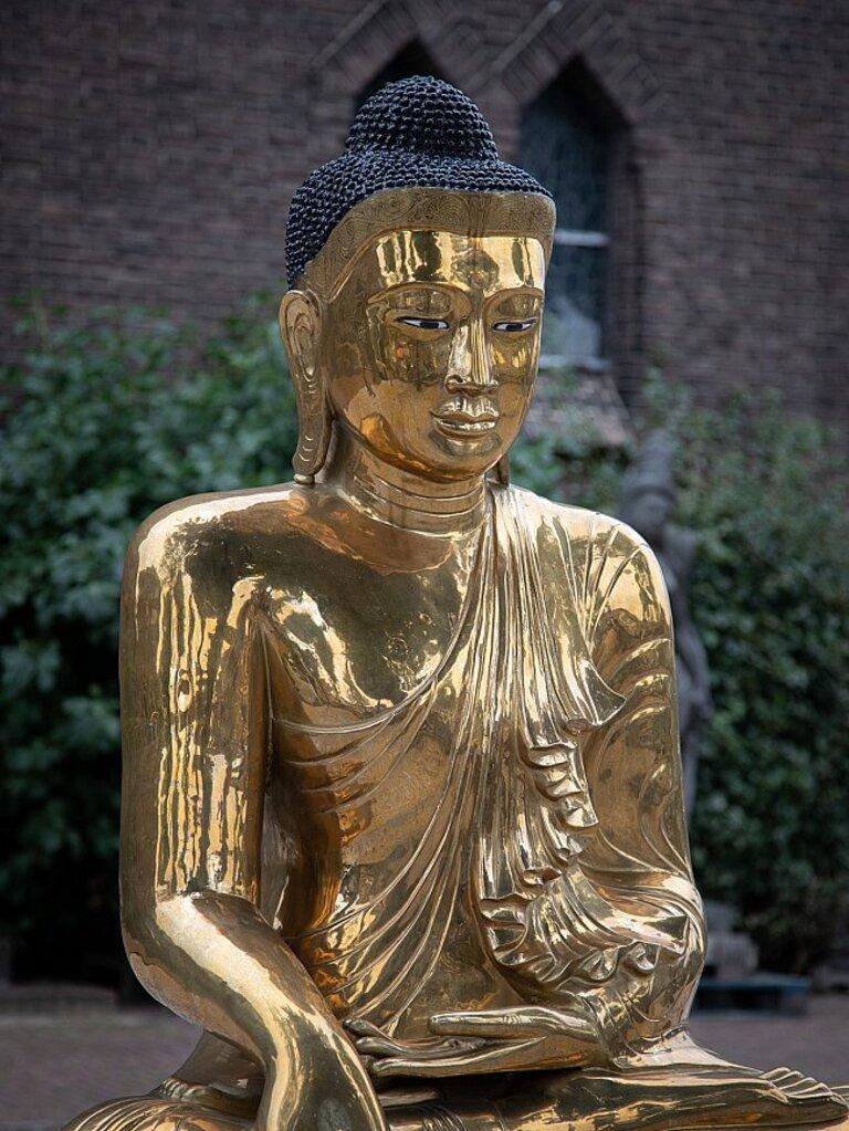 Special Large Bronze Buddha Statue from Burma For Sale 2