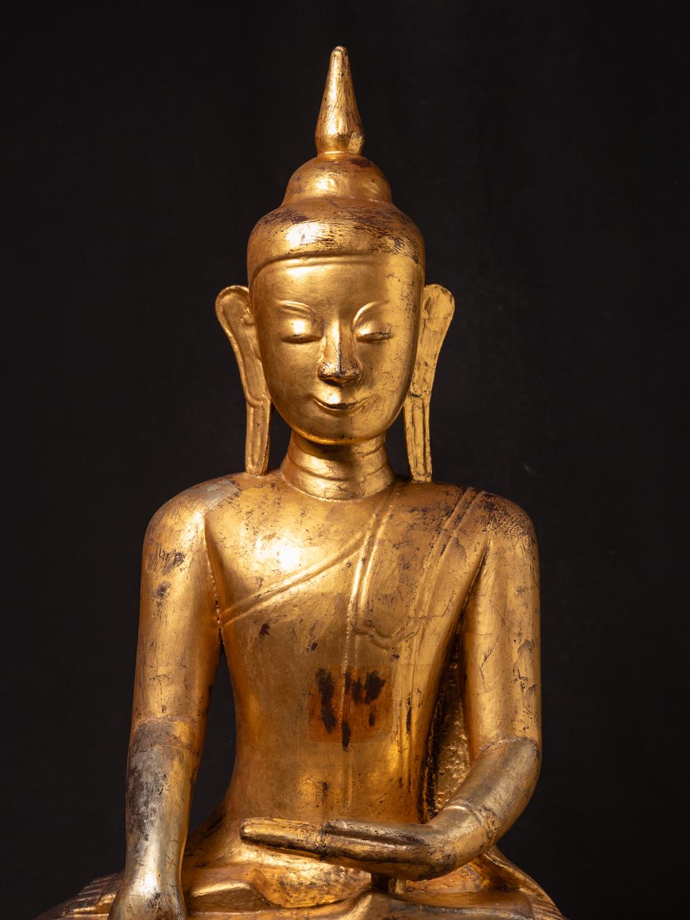 Material : wood
110 cm high
62 cm wide and 31 cm deep
Gilded with 24 krt. gold
Shan (Tai Yai) style
Bhumisparsha mudra
18th century
In very good condition !
A very special statue with a beautiful expression !
Weight: 37,6 kgs
Originating from