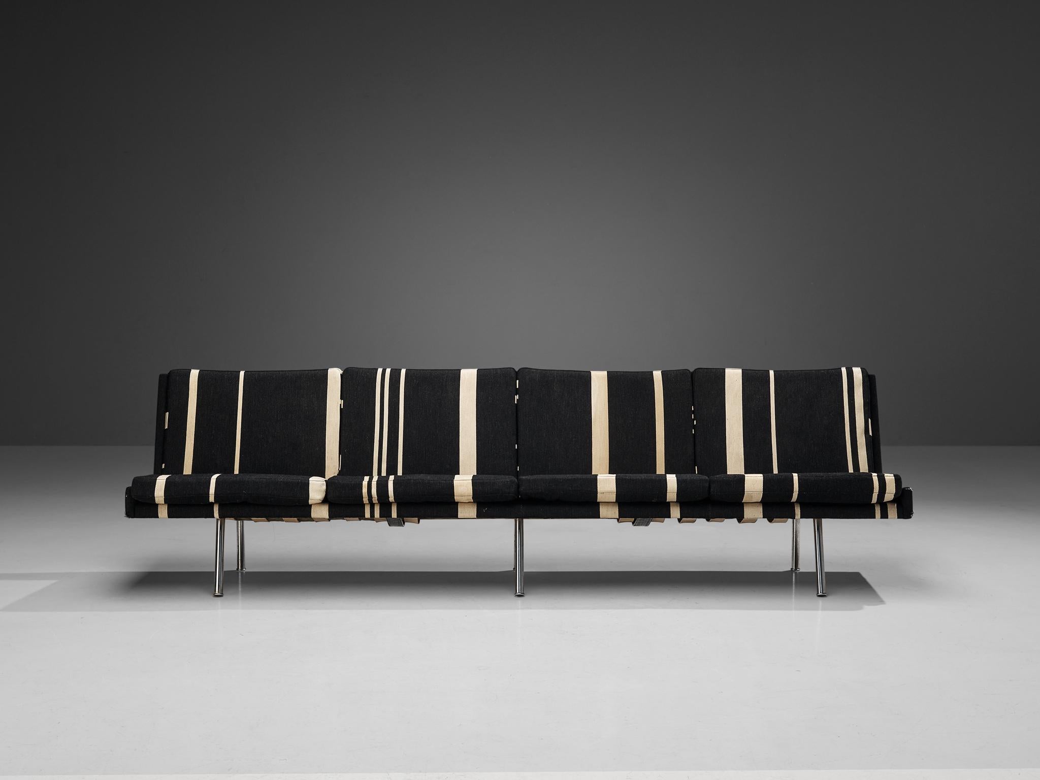 Hans J. Wegner per A.P. Fabrice, divano 'Airport' modello AP35/4, tessuto, metallo, Danimarca, disegnato nel 1957

Come concordato:

€6000,- divano
€2800,- per i costi di manodopera, questo include nuova schiuma di alta qualità, escluso il
