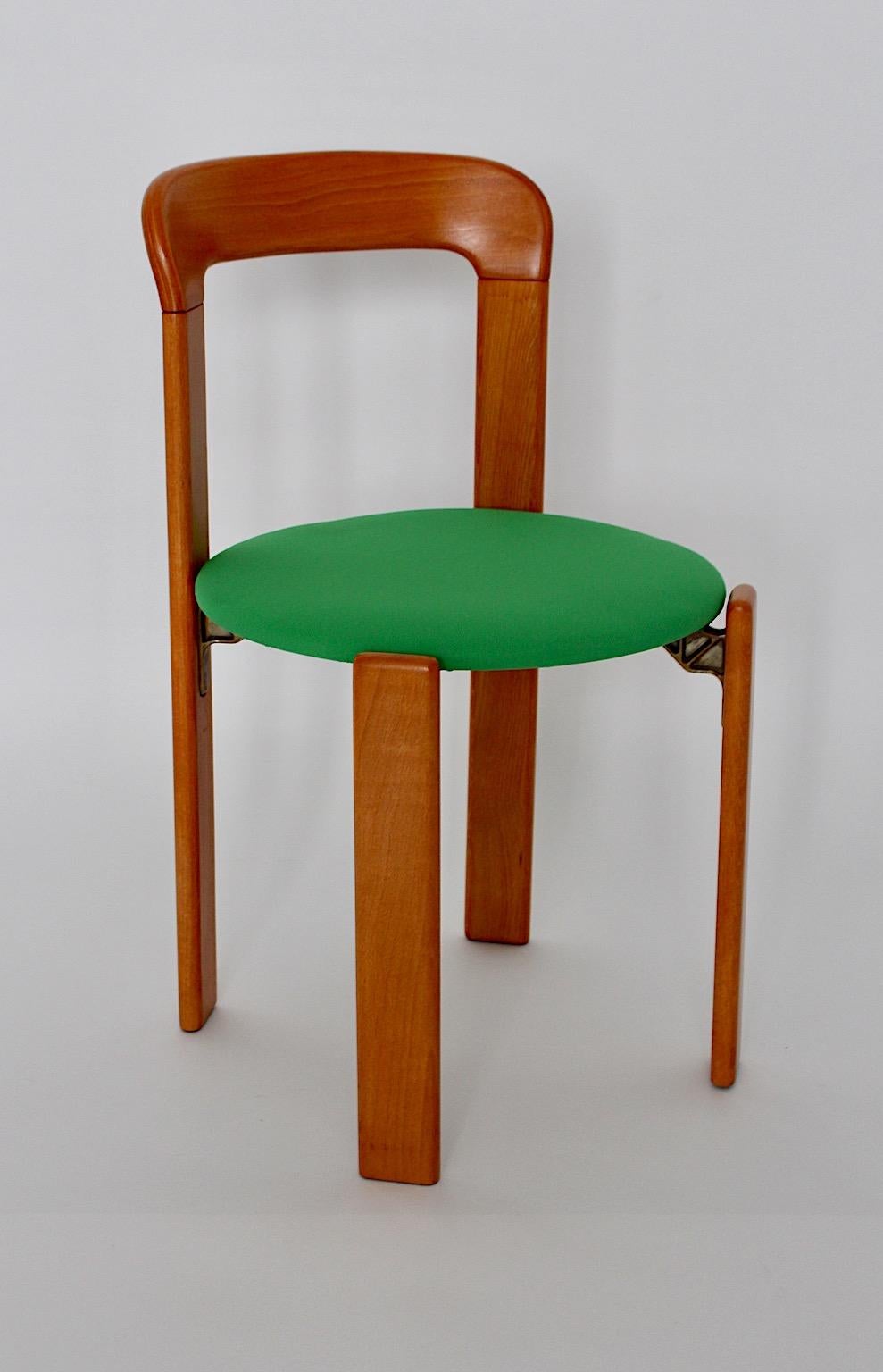Bruno Rey Vintage-Esszimmerstühle aus honigbrauner Buche und Polsterung mit grünem Textilstoff bezogen.
Ein fabelhaftes Set mit acht ( 8 )  vintage Esszimmerstühle entworfen von Bruno Rey 1970er Jahre Schweiz.
Die stapelbaren Esszimmerstühle wurden