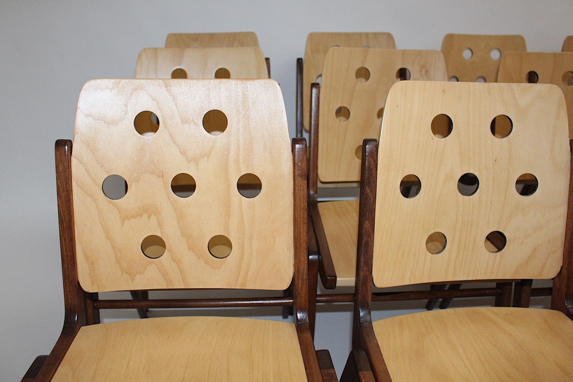 Mid Century Modern vintage Buchenholz schokoladenbraun und honigbraun sechs ( 6 ) Esszimmerstühle oder Stapelstühle von Franz Schuster 1959, Wien,
Ein toller Satz von sechs ( 6 )  Esszimmerstühle mit einer praktischen Funktion, um sie bei Bedarf zu