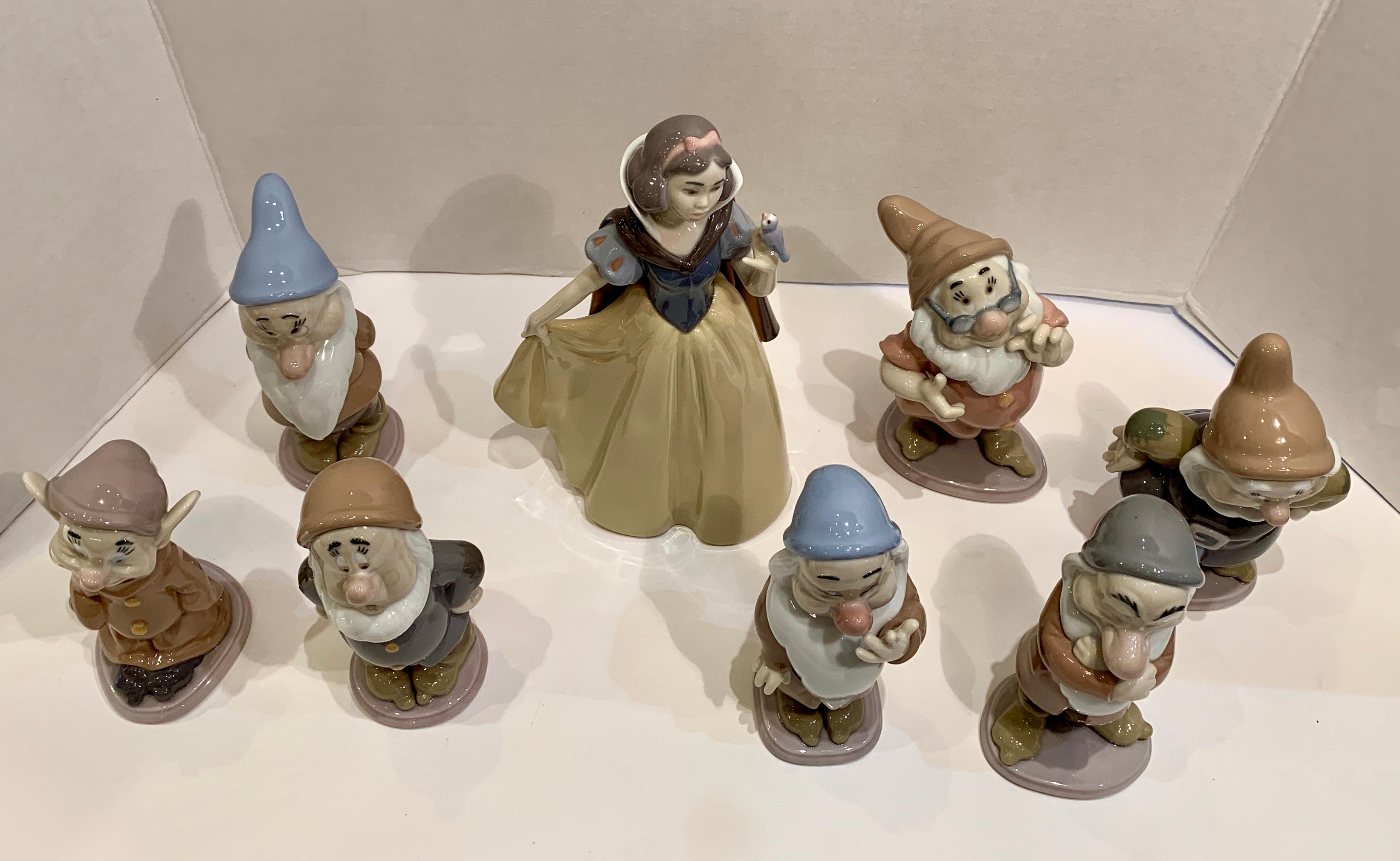 snow white and seven dwarfs figurines