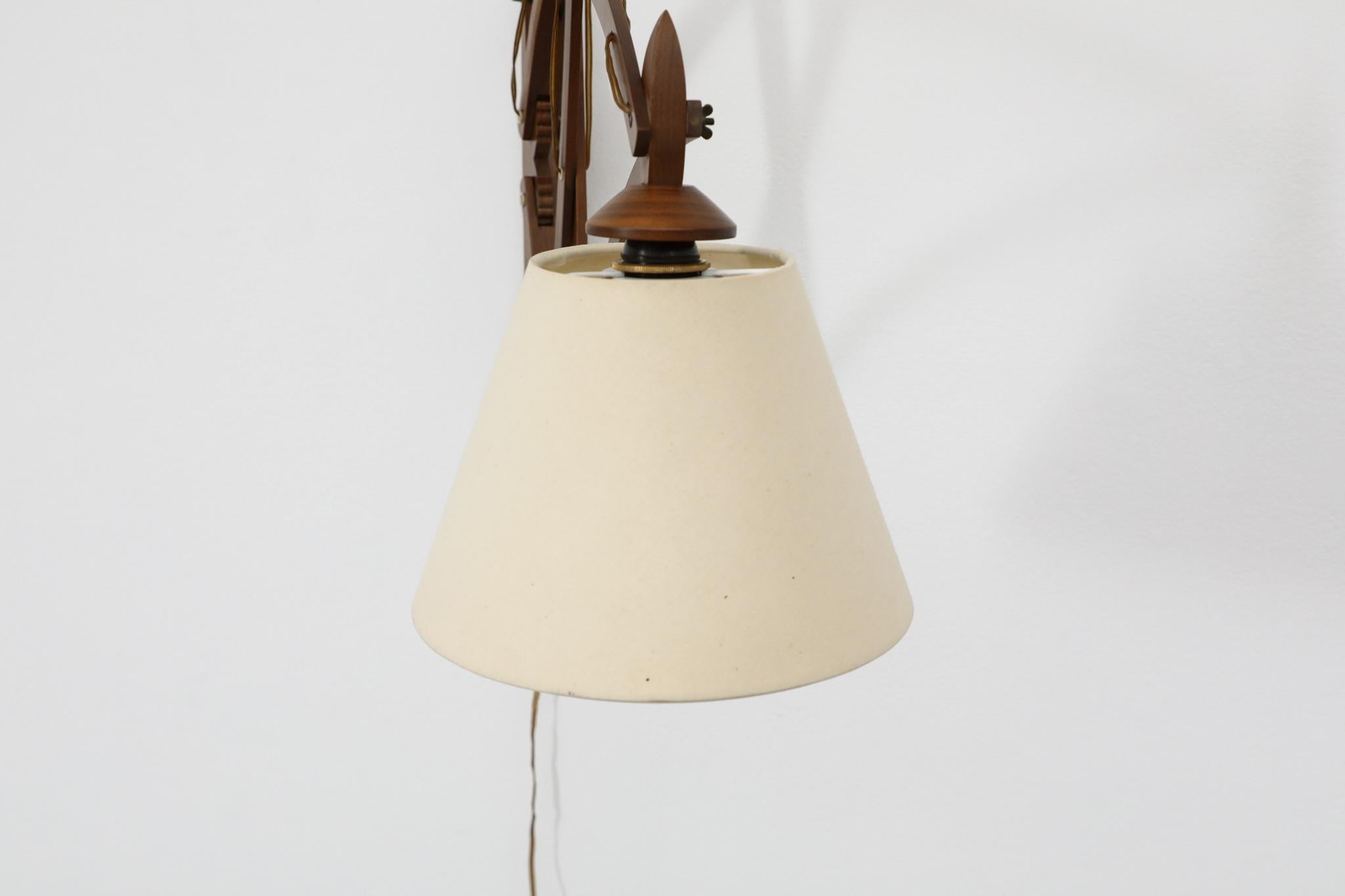 Speciale lampada da parete a fisarmonica in teak del metà secolo con paralume conico in lino in vendita 3