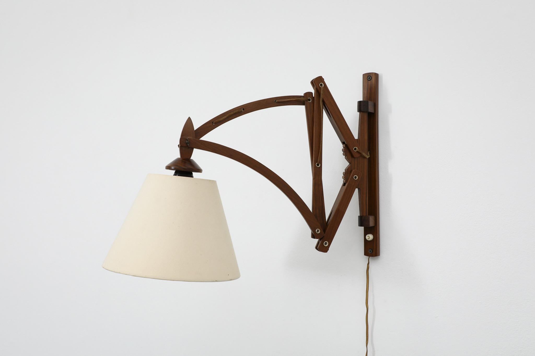 Speciale lampada da parete a fisarmonica in teak del metà secolo con paralume conico in lino in vendita 4
