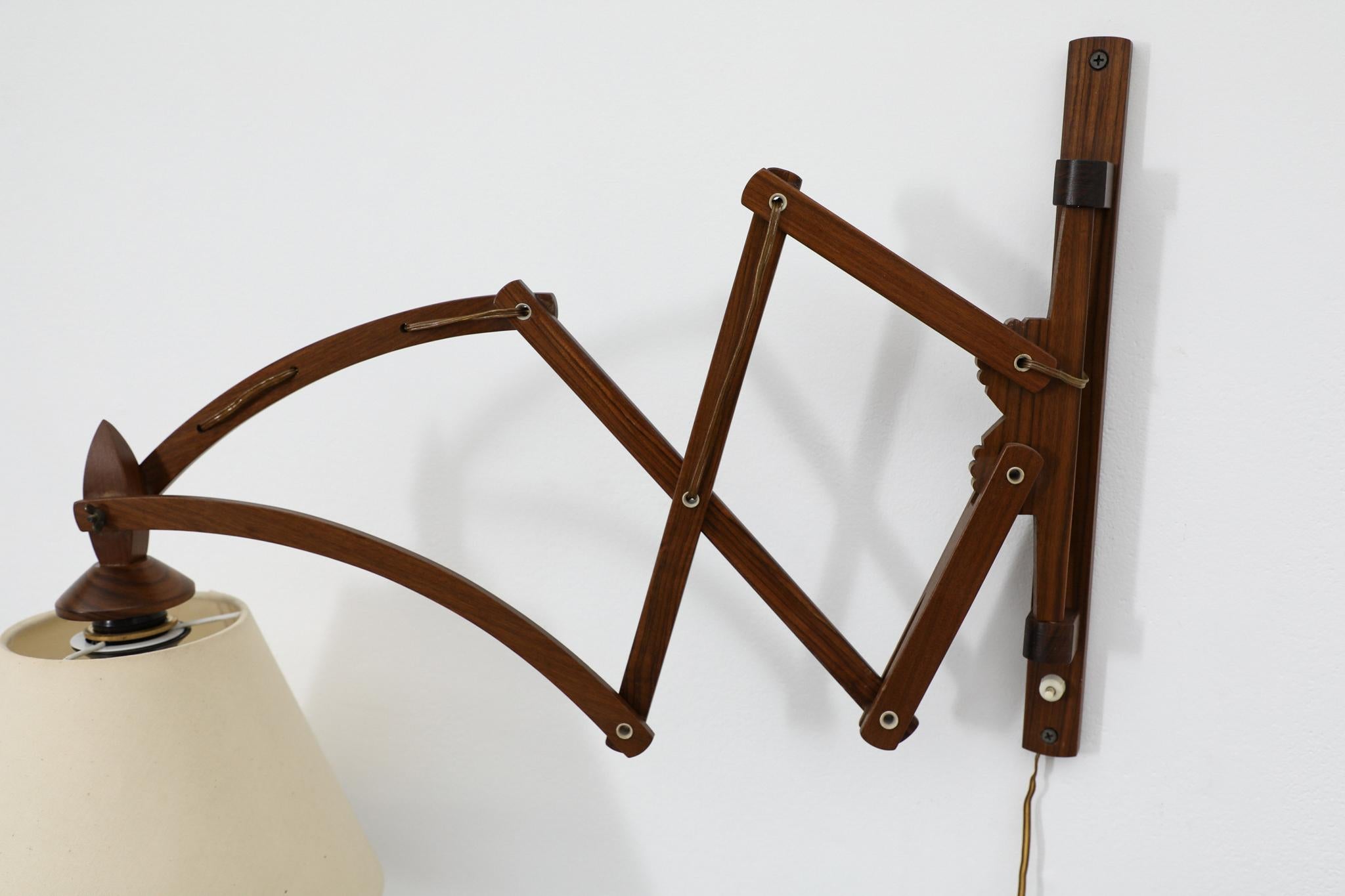 Speciale lampada da parete a fisarmonica in teak del metà secolo con paralume conico in lino in vendita 5