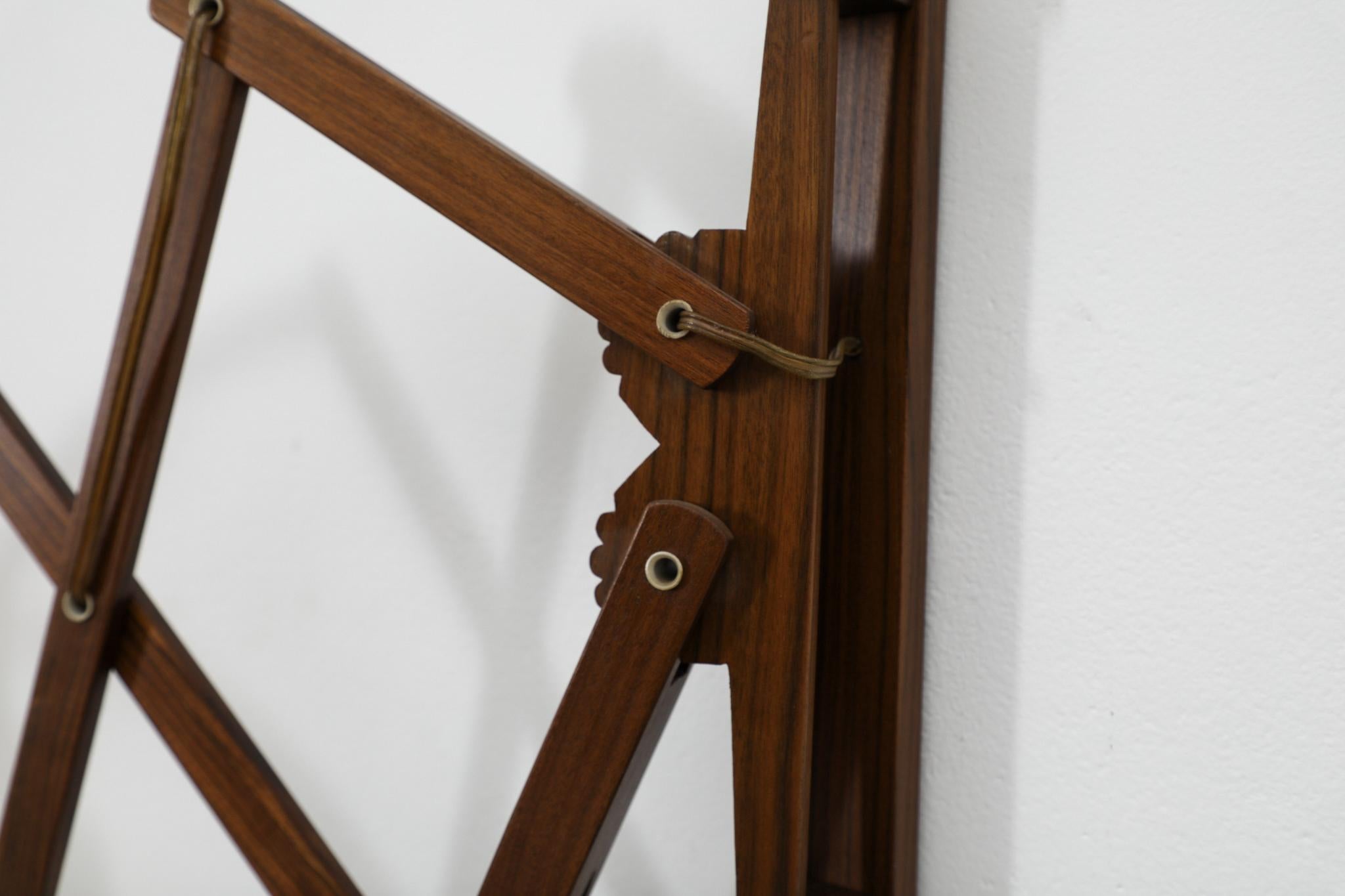 Speciale lampada da parete a fisarmonica in teak del metà secolo con paralume conico in lino in vendita 6