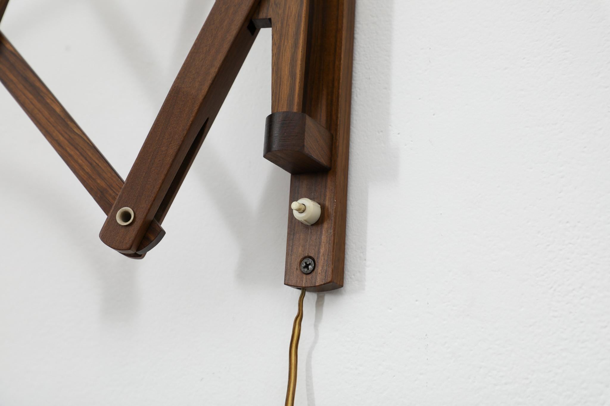 Speciale lampada da parete a fisarmonica in teak del metà secolo con paralume conico in lino in vendita 7