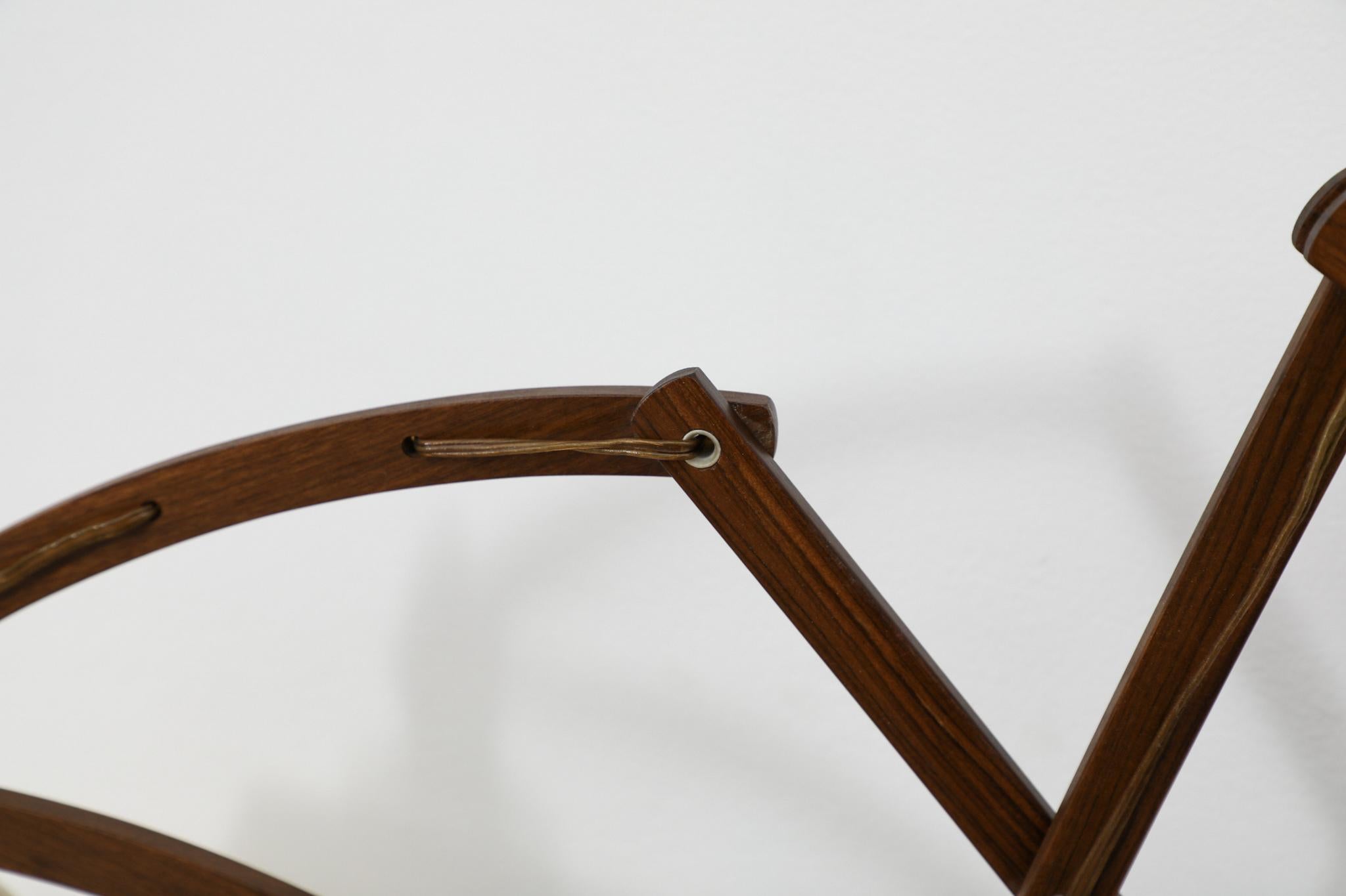 Speciale lampada da parete a fisarmonica in teak del metà secolo con paralume conico in lino in vendita 8