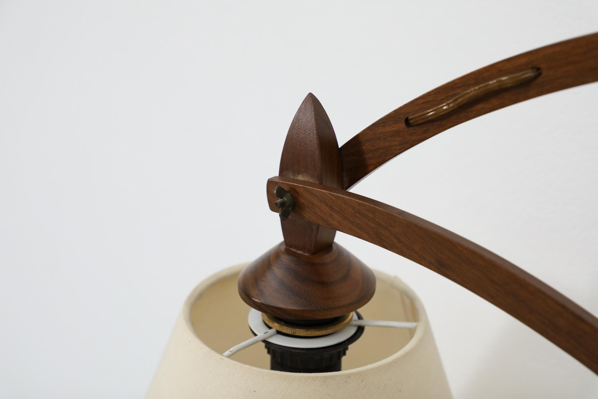 Speciale lampada da parete a fisarmonica in teak del metà secolo con paralume conico in lino in vendita 9