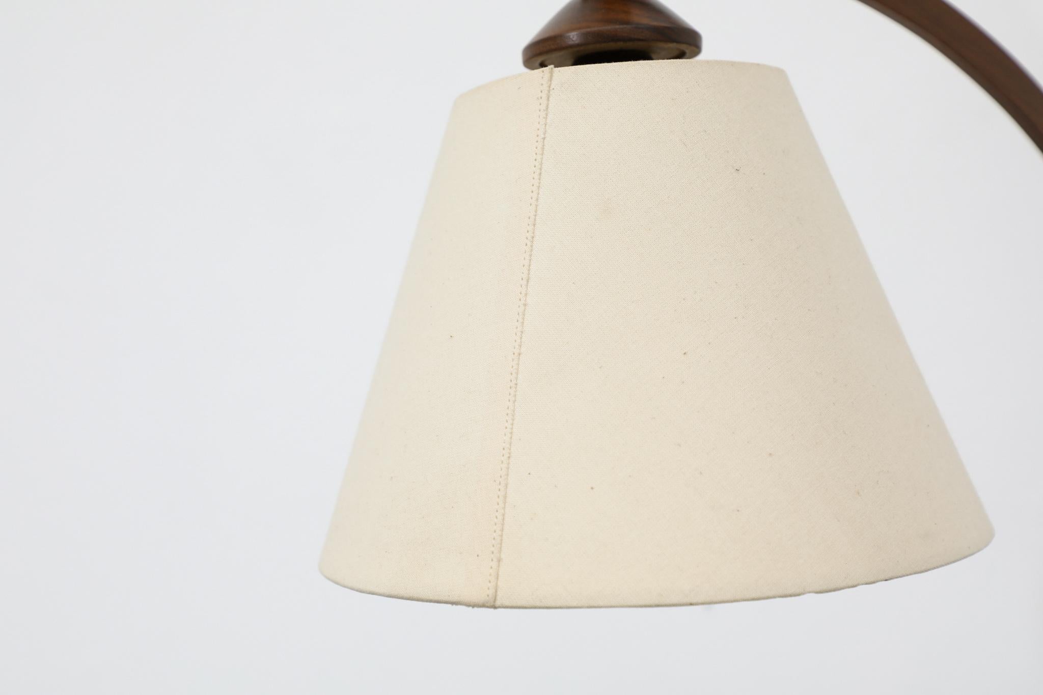 Speciale lampada da parete a fisarmonica in teak del metà secolo con paralume conico in lino in vendita 10