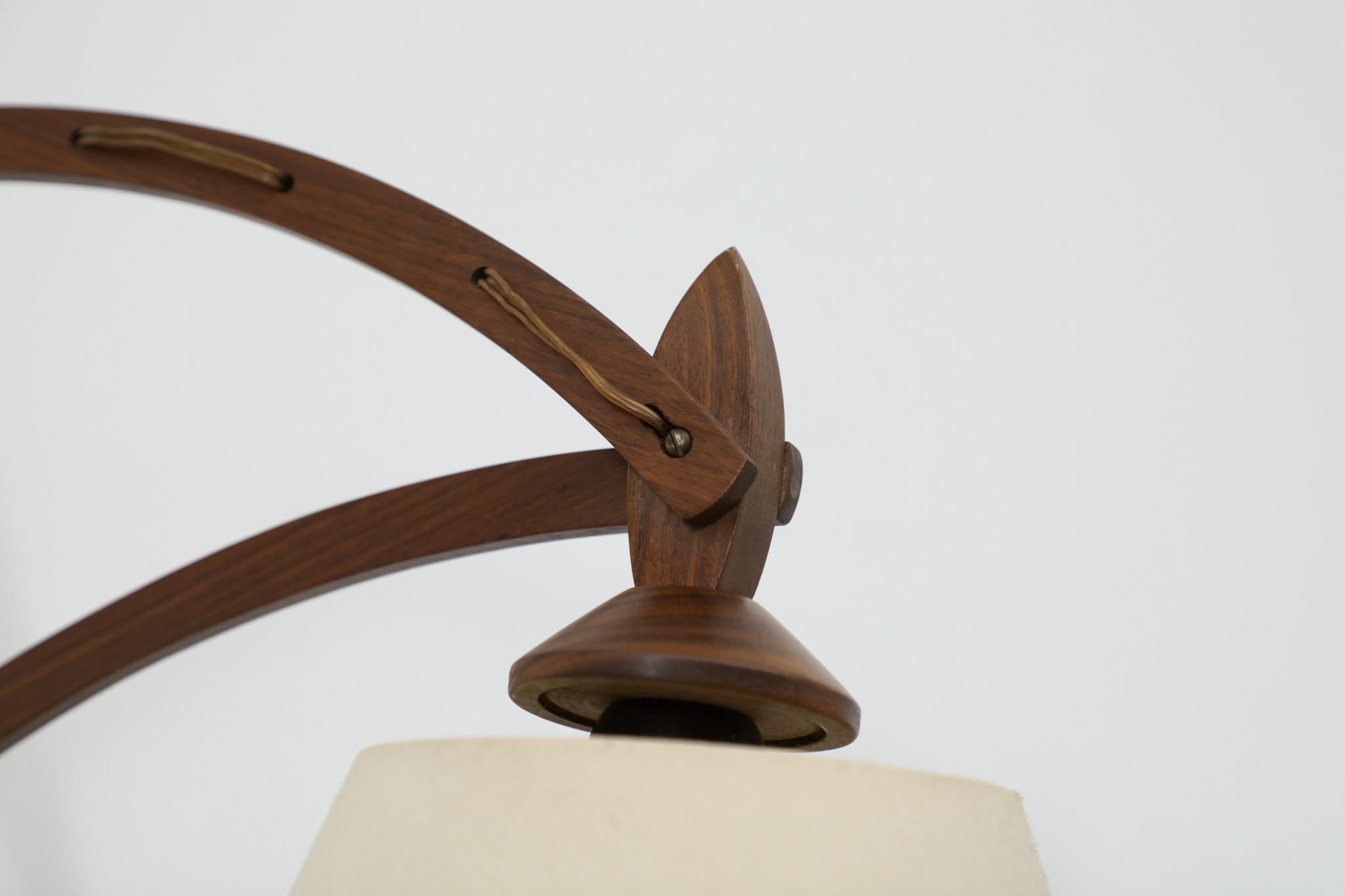 Speciale lampada da parete a fisarmonica in teak del metà secolo con paralume conico in lino in vendita 11