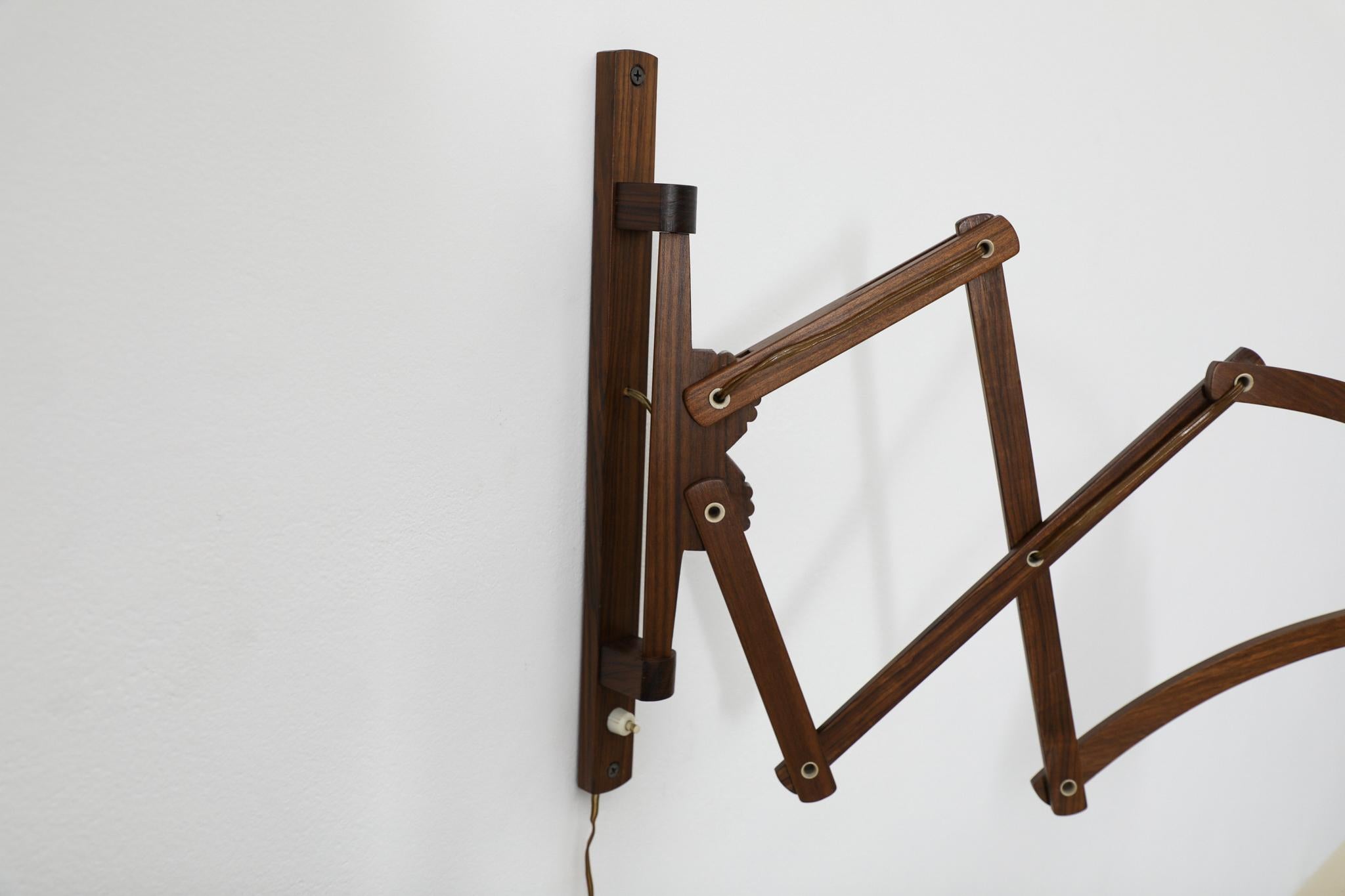 Speciale lampada da parete a fisarmonica in teak del metà secolo con paralume conico in lino in vendita 12