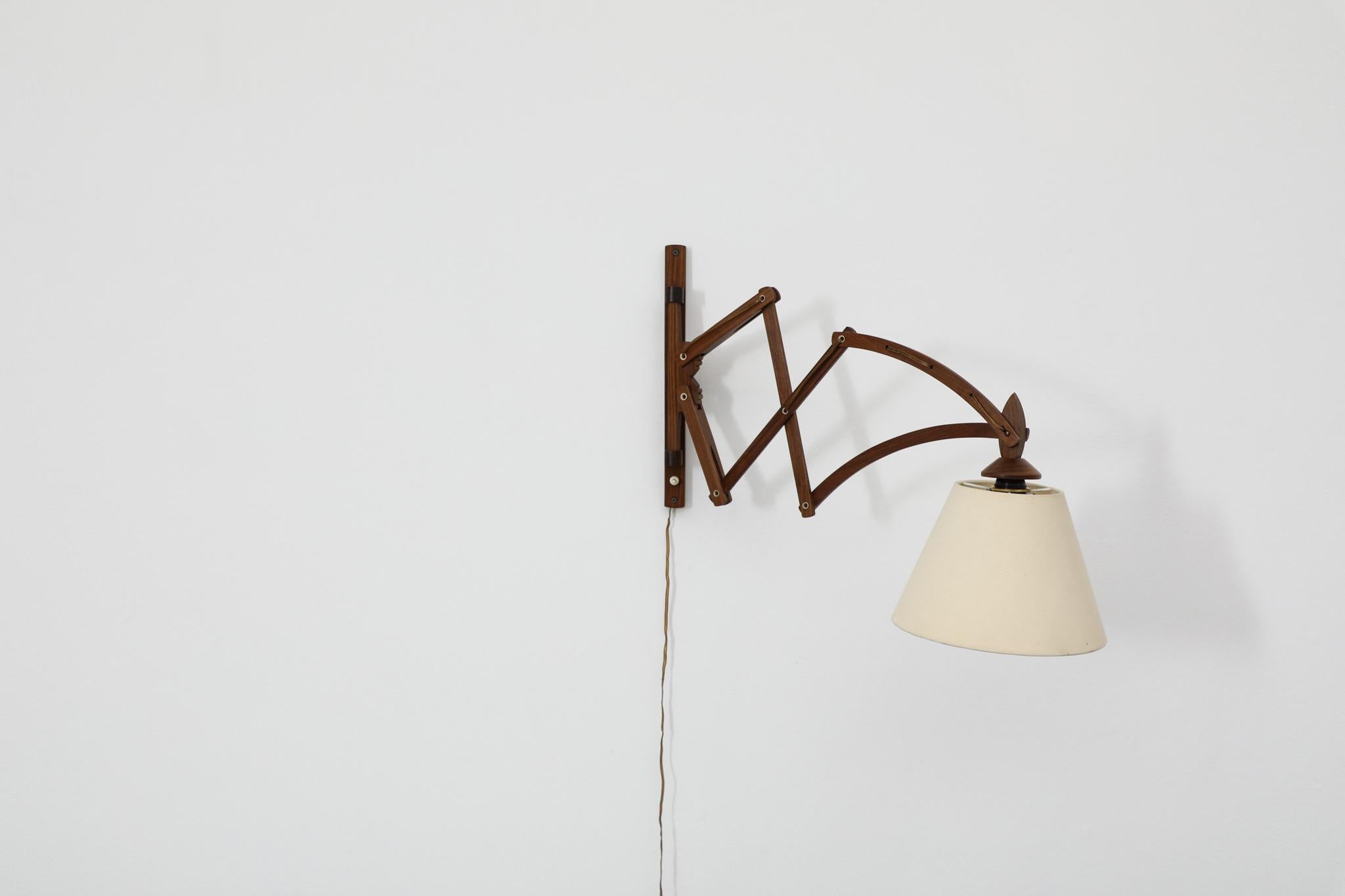 Speciale lampada da parete a fisarmonica in teak del metà secolo con paralume conico in lino In condizioni buone in vendita a Los Angeles, CA