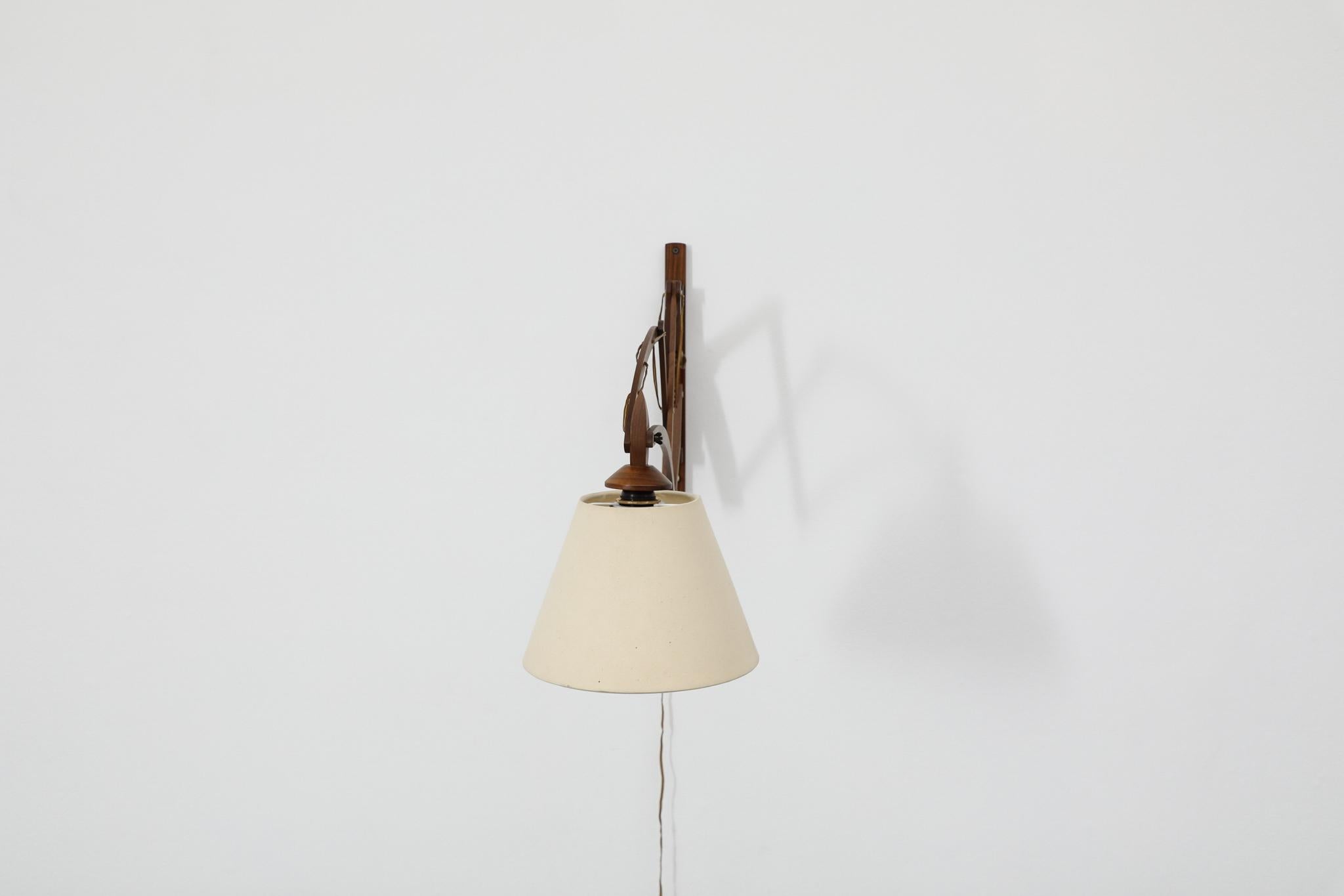 Metà XX secolo Speciale lampada da parete a fisarmonica in teak del metà secolo con paralume conico in lino in vendita